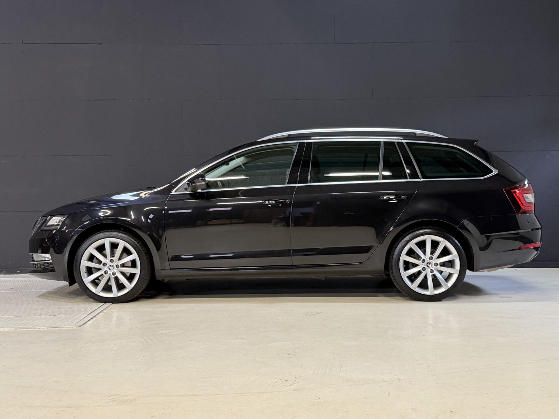 ŠKODA Octavia Combi 2.0 TSI 191PK Style Business | Leder | Adaptive cruise | Afn. trekhaak | Camera | Carplay | Dealer onderhouden