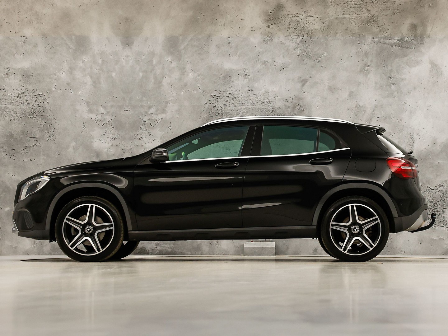 Mercedes-Benz GLA-klasse 250 4Matic Premium AMG Sport 211Pk Automaat (PANORAMADAK, MEMORY SEATS, GROOT NAVI, CAMERA, TREKHAAK, SPORTSTOELEN, GETINT GLAS, BRUIN LEDER, STOELVERWARMING, NIEUWSTAAT)