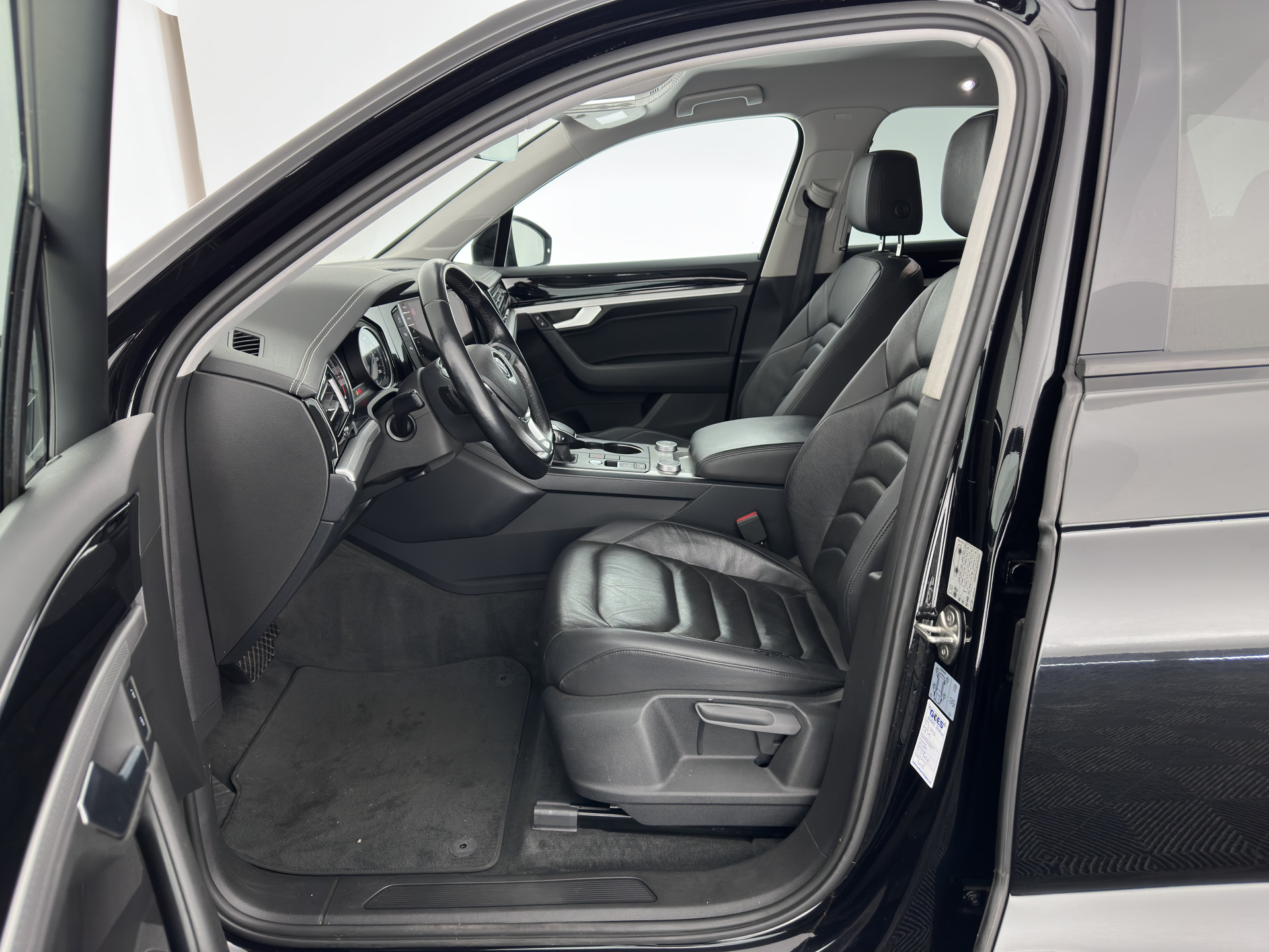 Volkswagen Touareg 3.0 TDI R-Line (INCL-BTW) Aut. *LUXURY-LEATHER | FULL-LED | BLIND-SPOT | HEATED-COMFORTSEATS | AIR-SUSPENSION | KEYLESS | CAMERA | NAVI-FULLMAP | PRIVACY-GLASS | ADAPTIVE-CRUISE |  SHIFT-PADDLES | TOWBAR*