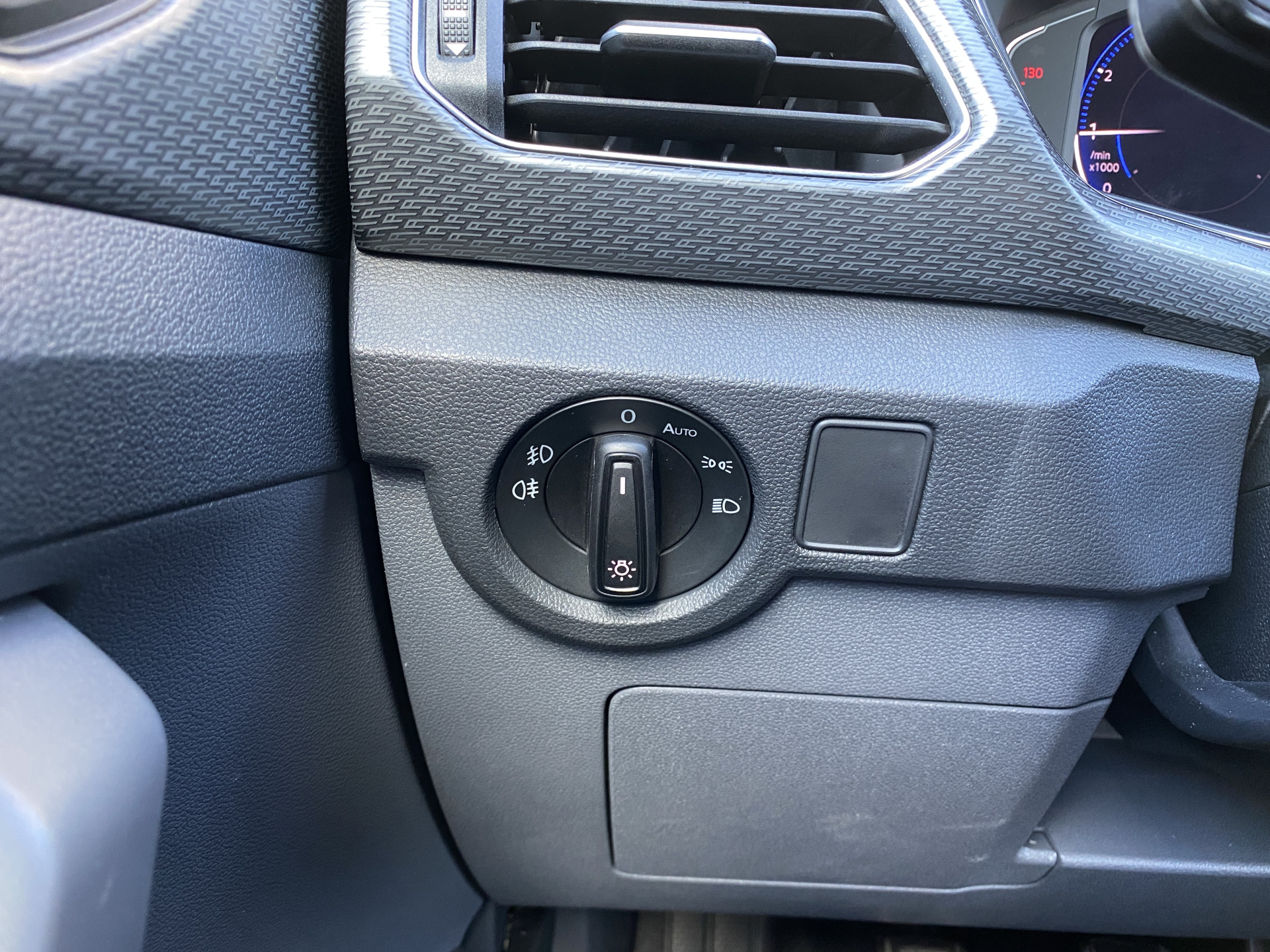 Volkswagen T-Cross 1.0 TSI R Line 116 pk | dealer onderh. | virtual cockpit | navigatie | camera | stoelverwarming | apple carplay | keyless go