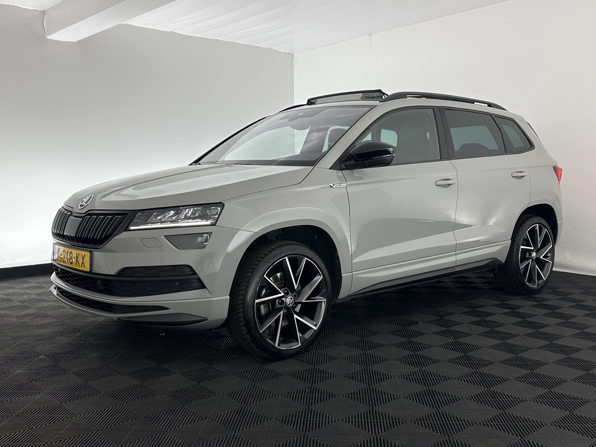 ŠKODA Karoq 1.5 TSI ACT Sportline Business (INCL-BTW) Aut. *PANO | DIGI-COCKPIT | FULL-LED | ADAPTIVE-CRUISE | CANTON-AUDIO | BLINDSPOT | HEATED-SPORTSEATS | CAMERA | AMBIENTLIGHT | NAVI-FULLMAP | KEYLESS | DAB+ | TOWBAR | PRIVACYGLAS