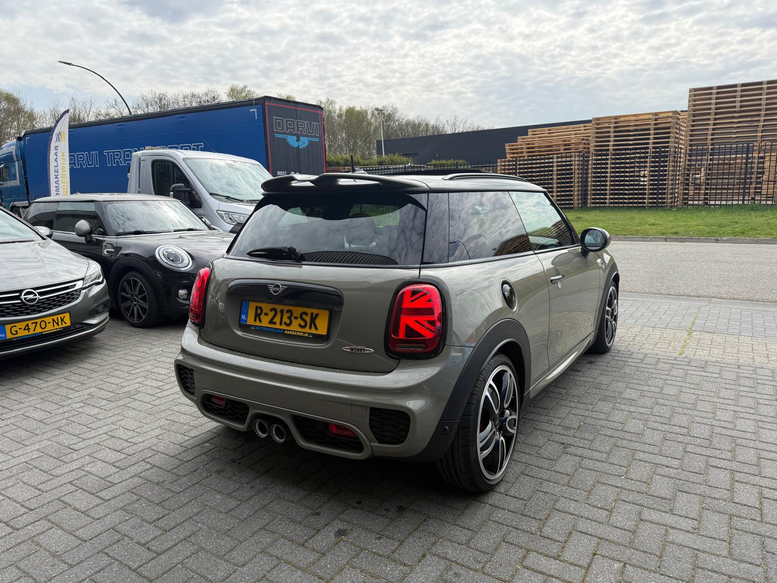 MINI Mini 2.0 John Cooper Works Chili | 1E EIGENAAR | 3/6/12MND GARANTIE | 230PK | PANO | ACC | CARPLAY | LED | HEAD-UP | NAVI | DAB |