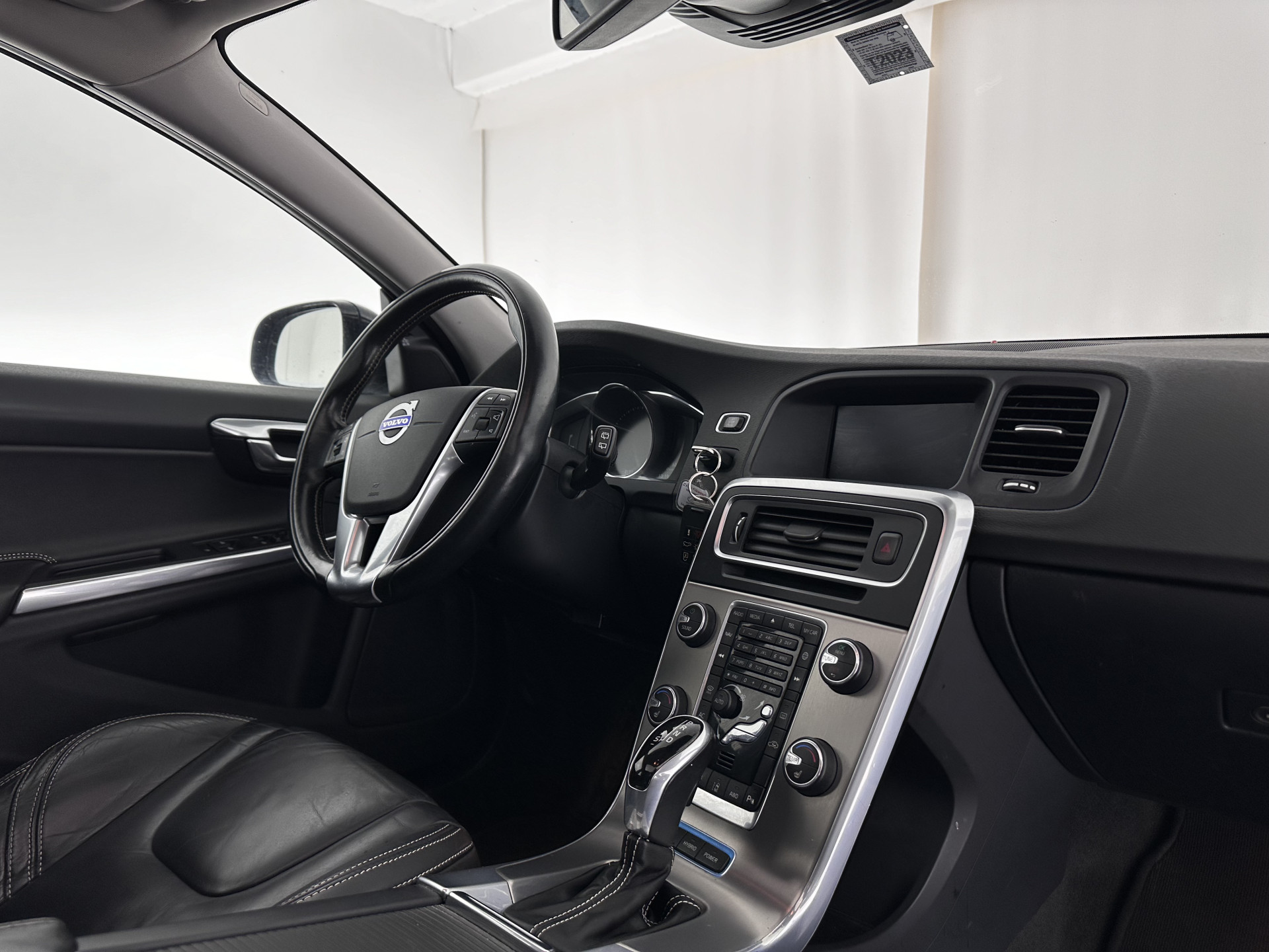 Volvo V60 2.4 D6 AWD Hybrid Summum ( Plug-In) Aut. *PANO | BI-XENON | LEATHER | PREMIUM-SOUND-AUDIO | NAVI-FULLMAP | MEMORY-PACK | ADAPTIVE-CRUISE | CAMERA | HEATED-SPORTSEATS | TOWBAR | BLINDSPOT | 18"ALU*