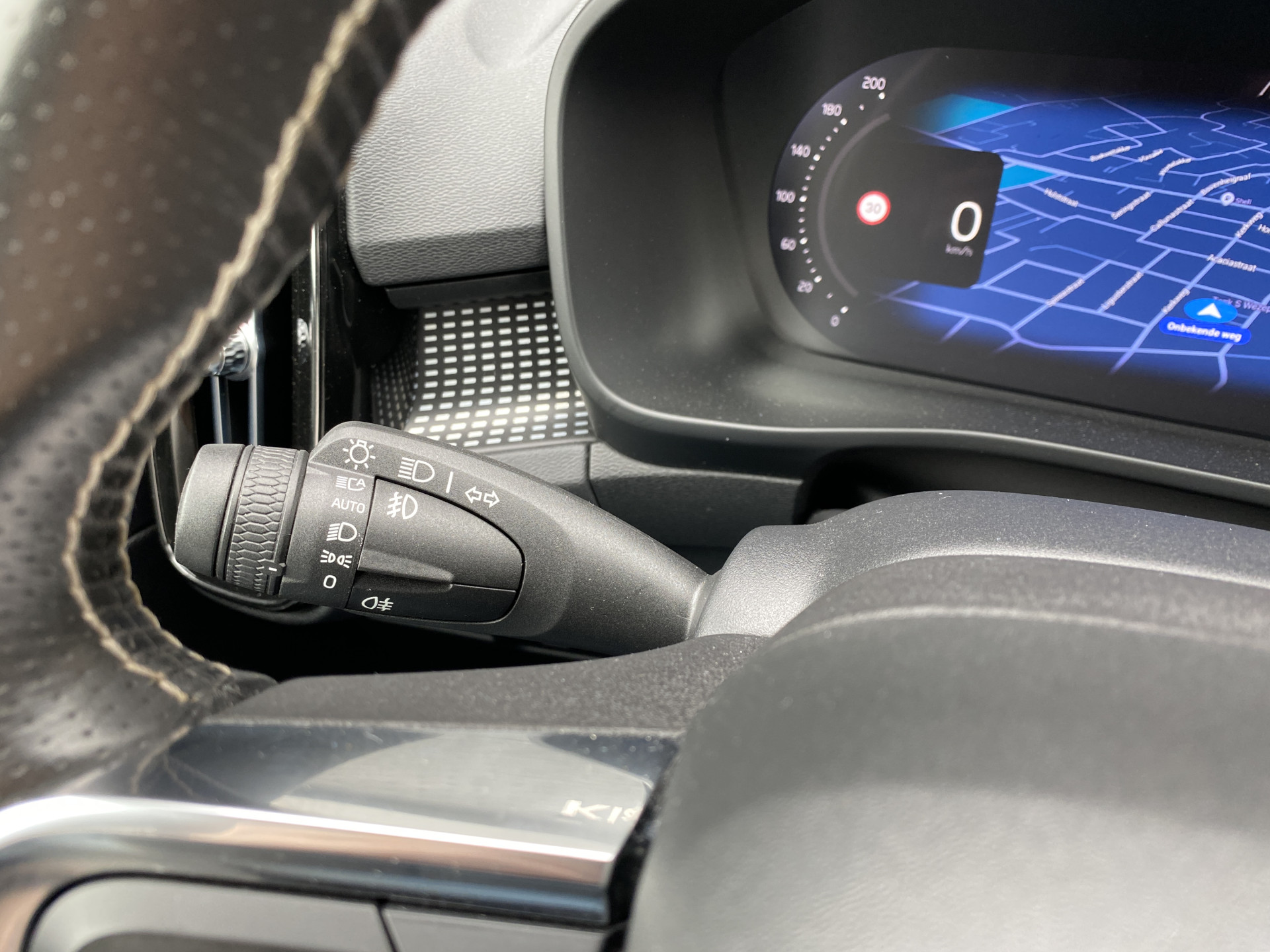 Volvo XC40 Recharge P8 AWD R-Design 408 pk | 1e eigenaar | dealer onderh. | panoramadak | trekhaak | 360 camera | stoelverw.