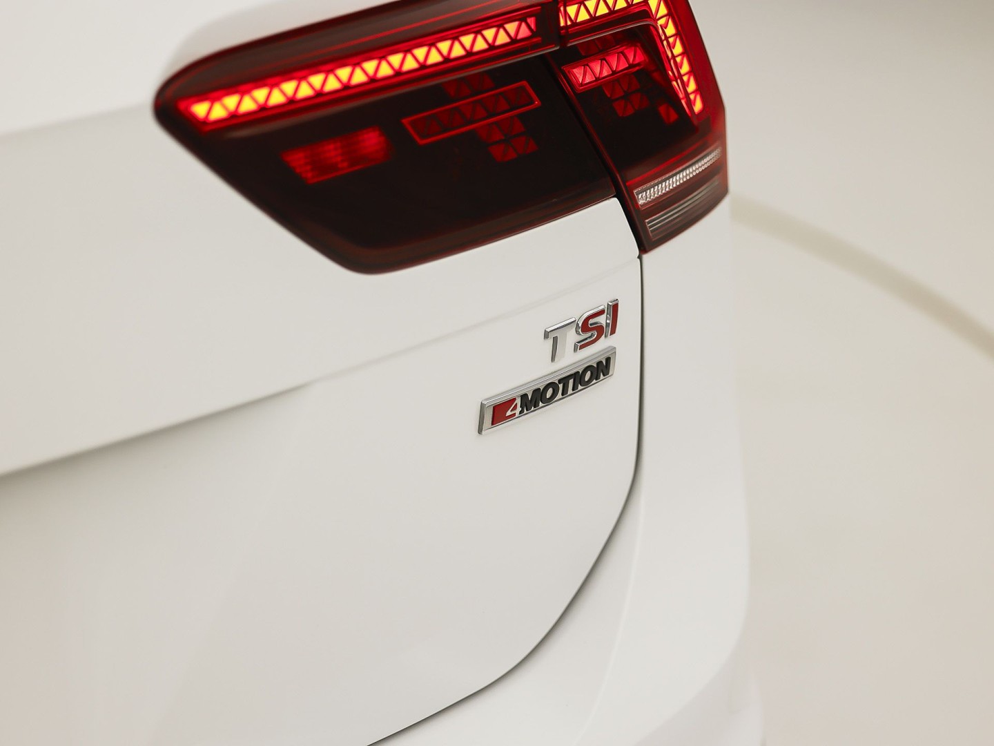 Volkswagen Tiguan 1.4 TSI 4Motion R-Line Sport 150Pk Automaat (VIRTUAL COCKPIT, APPLE CARPLAY, MODE KNOP, GROOT NAVI, ALCANTARA, STOELVERWARMING, SPORTSTOELEN, GETINT GLAS, ADAPTIVE CRUISE, NIEUWSTAAT)