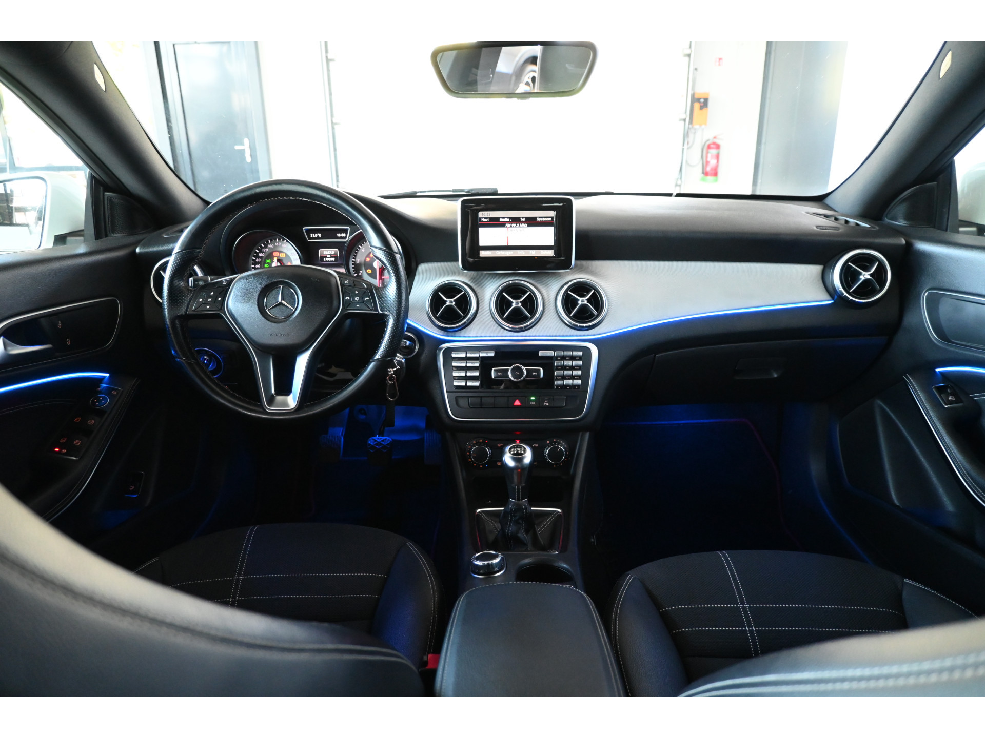 Mercedes-Benz CLA-klasse 200 Ambition Bi-Xenon Cruise Airco PDC Navigatie Inruil Mogelijk!