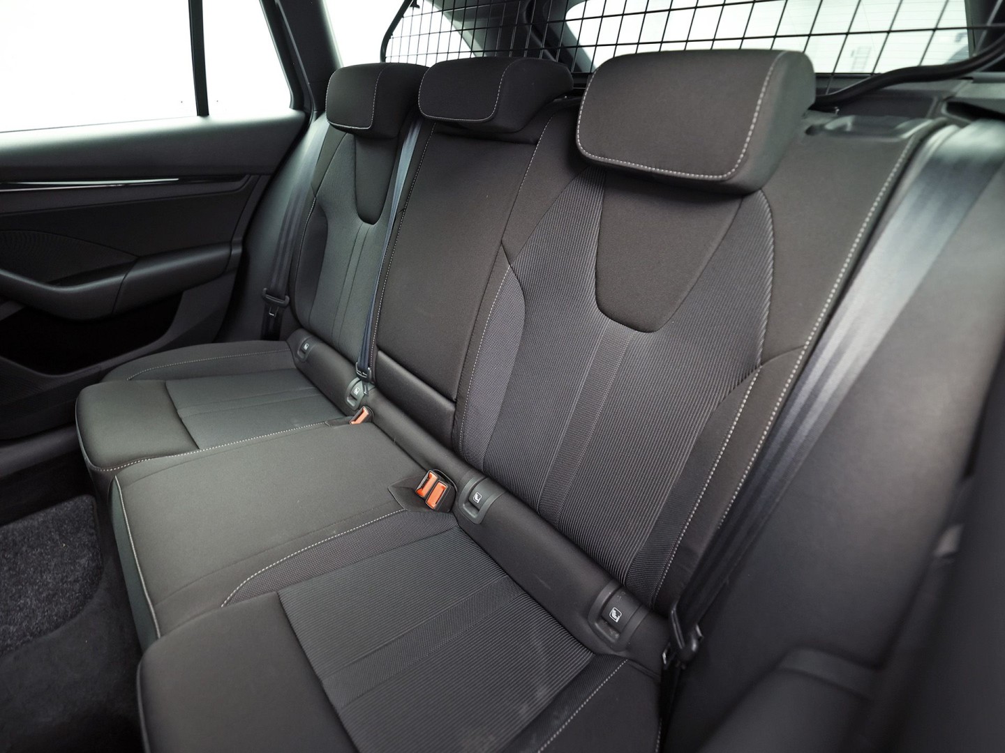 Škoda Octavia Combi 1.0 TSI Sport (KUIPSTOELEN, 1e EIGENAAR, APPLE CARPLAY, GROOT NAVI, GETINT GLAS, ZWART HEMEL, KEYLESS, NIEUWSTAAT)