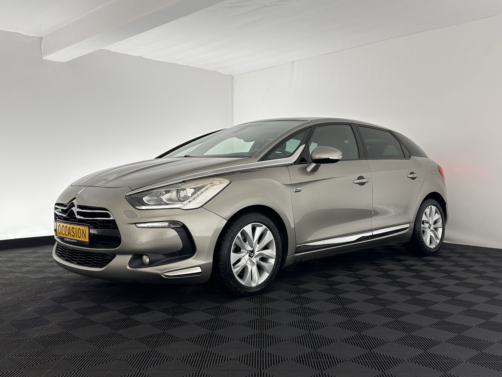 Citroën DS5 2.0 Hybrid4 Business Executive AWD Aut. *PANO | XENON | LEATHER | MEMORY-PACK | NAVI-FULLMAP | KEYLESS | CAMERA | HEAD-UP | MASSAGE | CRUISE | SPORT-SEATS | TOWBAR | 17"ALU*