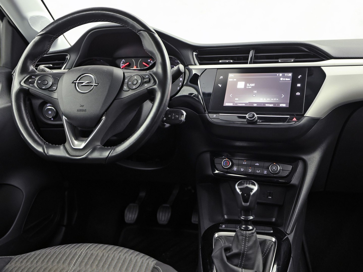 Opel Corsa 1.2 Sport (APPLE CARPLAY, LEDER STUURWIEL, SPORTSTOELEN, ELEK PAKKET, LANE ASSIST, NIEUWSTAAT)