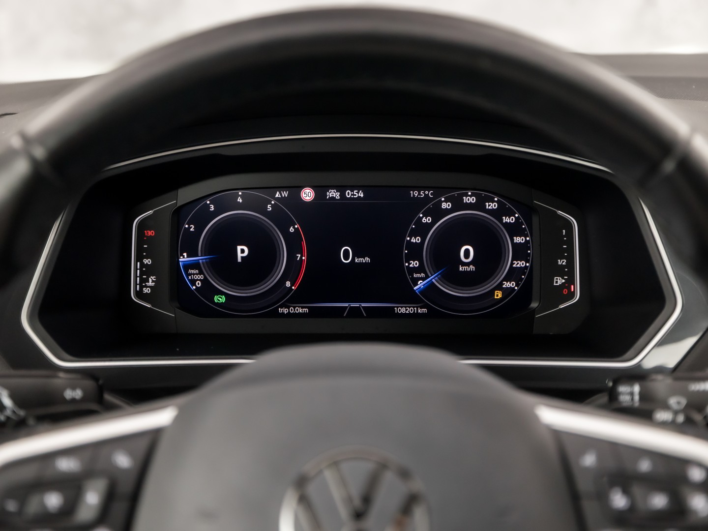 Volkswagen Tiguan 1.5 TSI Life Sport 150Pk Automaat (VIRTUAL COCKPIT, APPLE CARPLAY, CLIMATE, KEYLESS, STOELVERWARMING, SPORTSTOELEN, GETINT GLAS, ELEK ACHTERKLEP, ALCANTARA, NIEUWE APK, NIEUWSTAAT)