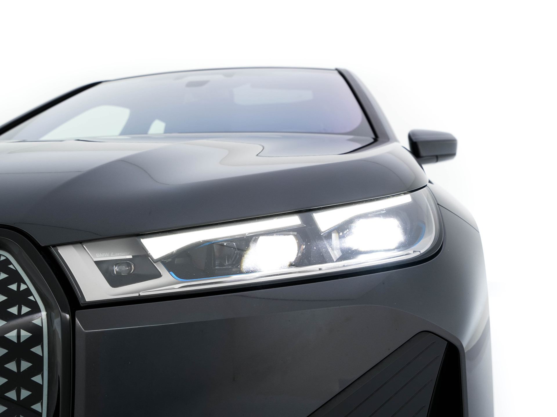 BMW iX xDrive40 High Executive 77 kWh ( 3-Fase ) {SOH-100%} (INCL-BTW) Aut. *PANO | HEAD-UP | HARMAN/KARDON-SURROUND | SOFT-CLOSE | DAB+ | DIGI-COCKPIT | HEATED-COMFORTSEATS | FULL-LED | CARPLAY | TOWBAR | AMBIENT-LIGHT | TOPVIEW | MEMORY-PACK |