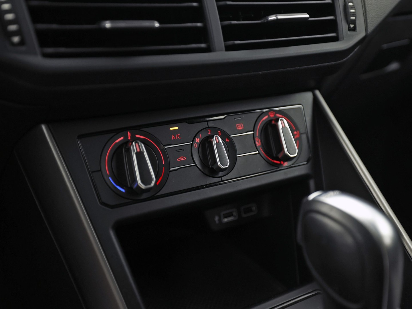 Volkswagen Polo 1.0 TSI Sportline Automaat (APPLE CARPLAY, GROOT NAVI, GETINT GLAS, ADAPTIVE CRUISE, SPORTSTOELEN, PARKEERSENSOREN, NIEUWE APK, NIEUWSTAAT)