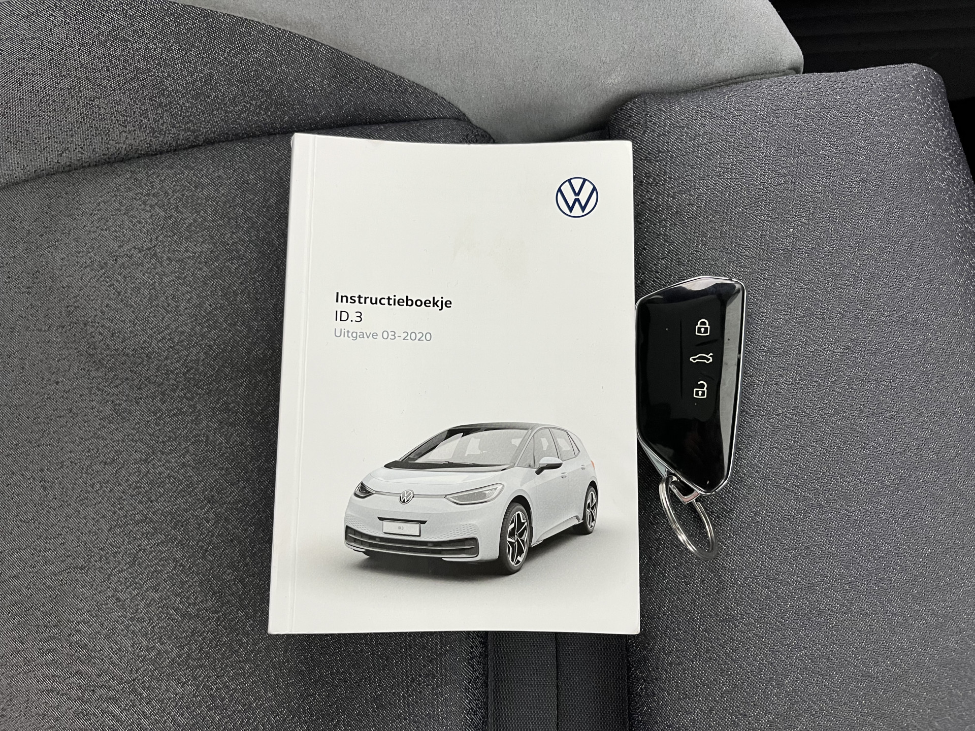 Volkswagen ID.3 First Max 58 kWh [ 3-Fase-11kW ] {SOH-89%} (INCL-BTW) *HEATPUMP | PANO | HEAD-UP | ADAPTIVE-CRUISE | IQ-LIGHTS | BLINDSPOT | CAMERA | KEYLESS | MICROFIBRE | AMBIENTLIGHT | NAVI-FULLMAP | DAB+ | ECC | HEATED-SPORTSEATS | DIGI-COCKPIT |