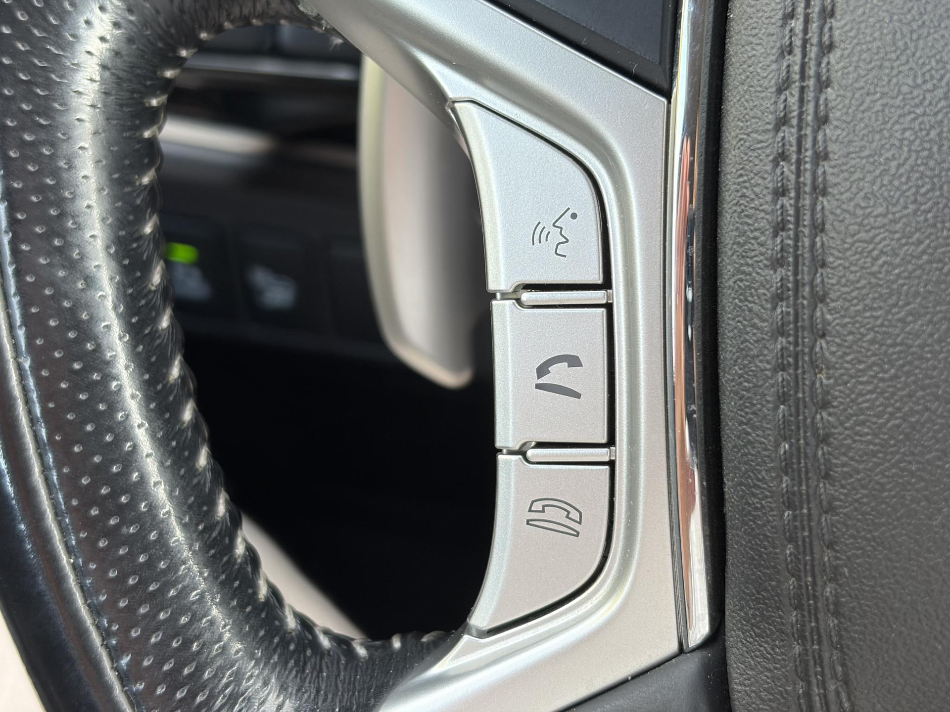 Mitsubishi Outlander 2.4 PHEV Intense ✓1e Eigenaar✓Trakhaak✓SOH 67%✓Carplay✓Camera✓Alcantara-Leder✓Stoelverw-Stoelverkoeling✓Clima✓Cruise✓Pdc V+A✓Keyless✓Net beurt gehad✓18" Lmv✓N.A.P✓Apk tot 10-2027