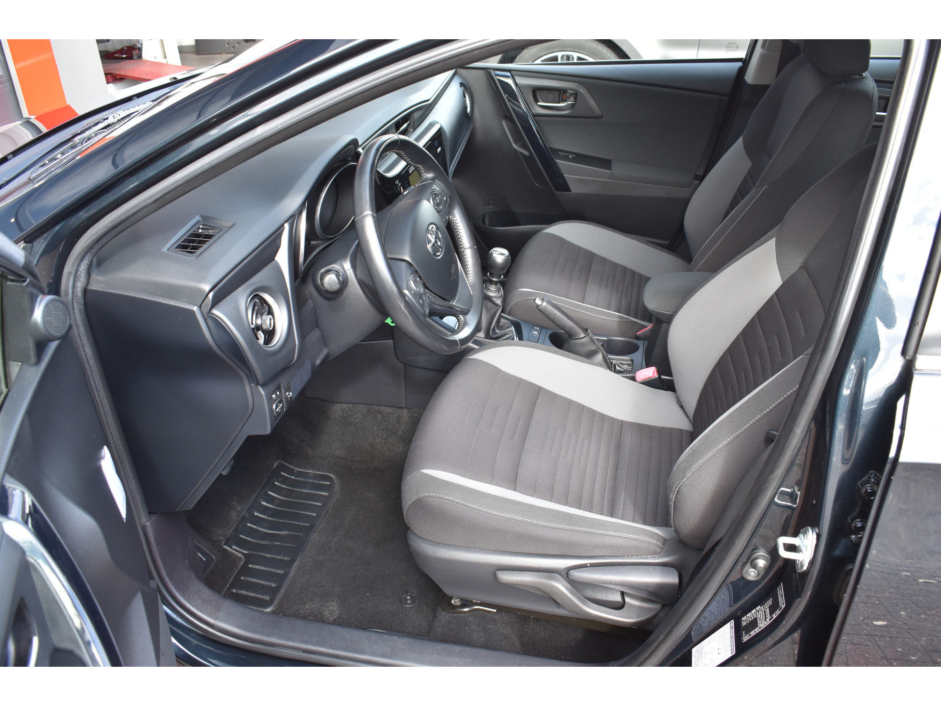 Toyota Auris Touring Sports 1.2T Aspiration Limited Navi Trekhaak Parkeer camerafoto’s volgen