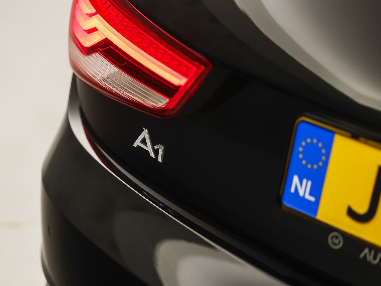 Audi A1 Sportback 1.0 TFSI Sport (NAVIGATIE, 5 DEURS, CLIMATE, STOELVERWARMING, SPORTSTOELEN, PARKEERSENSOREN, LED ACHTERLICHTEN, LM VELGEN, NIEUWE APK, NIEUWSTAAT)