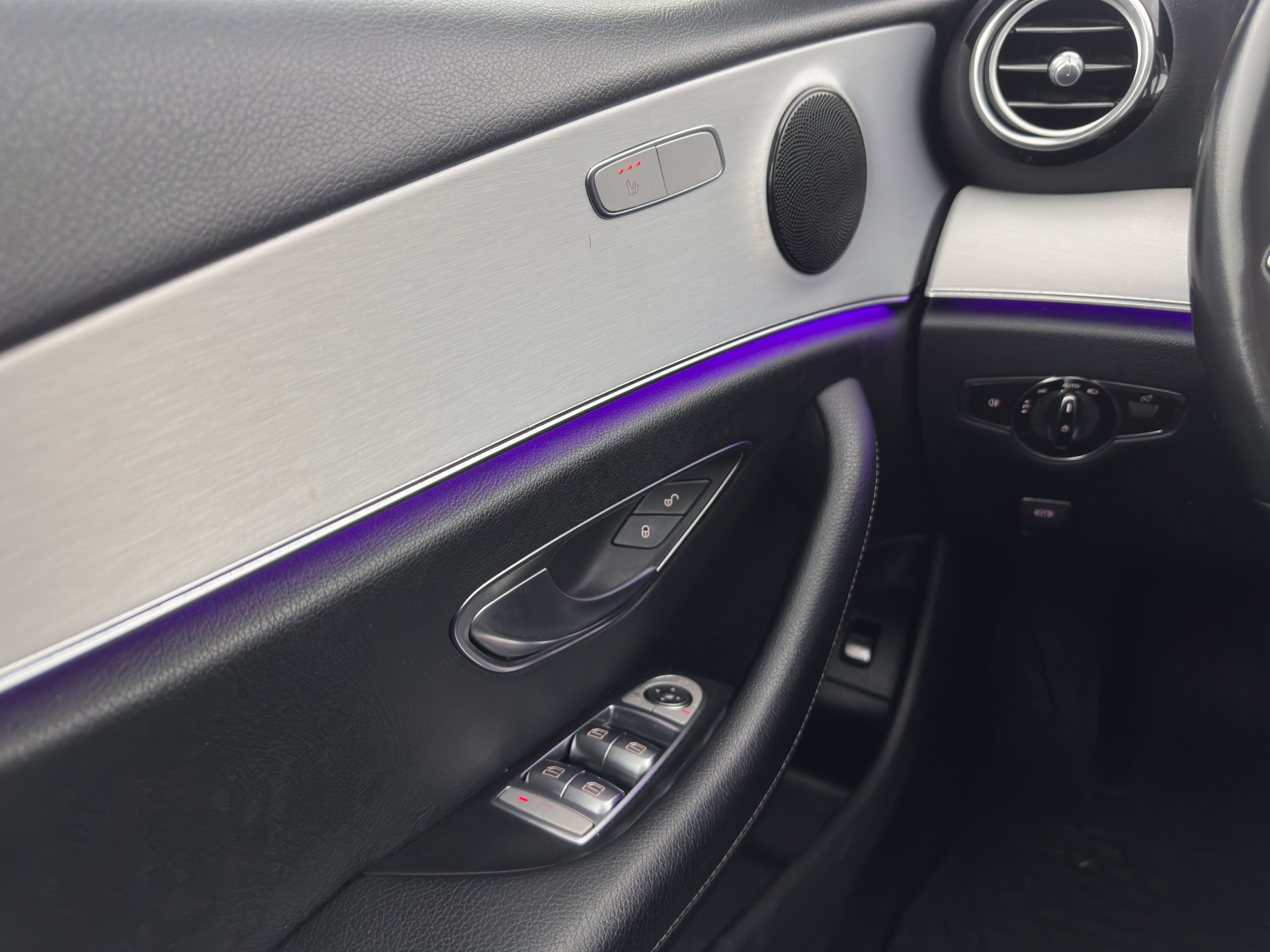 Mercedes-Benz E-klasse Estate 300 de Luxury Line ( Plug-in ) (INCL-BTW) Aut. *LEATHER | FULL-LED | WIDESCREEN-COCKPIT | BLIND-SPOT | AMBIENT-LIGHT | HEATED-SPORTSEATS | CAMERA | DAB+ | NAVI-FULLMAP | PDC | ADAPTIVE-CRUISE | ECC | 18''ALU*