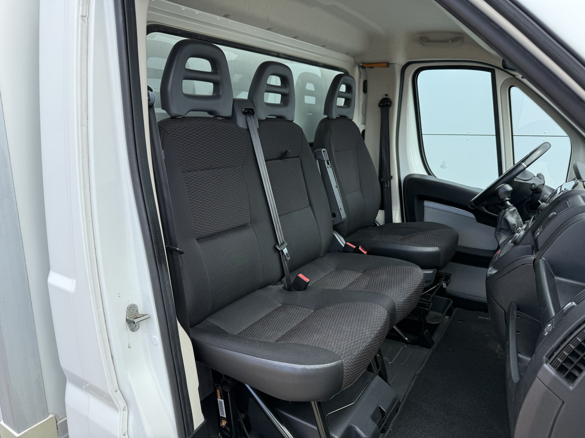 Peugeot Boxer 2.0 130PK Bakwagen Laadklep Nieuwe Distributieriem Navigatie Camera Airco Zijdeur Meubelbak Koffer