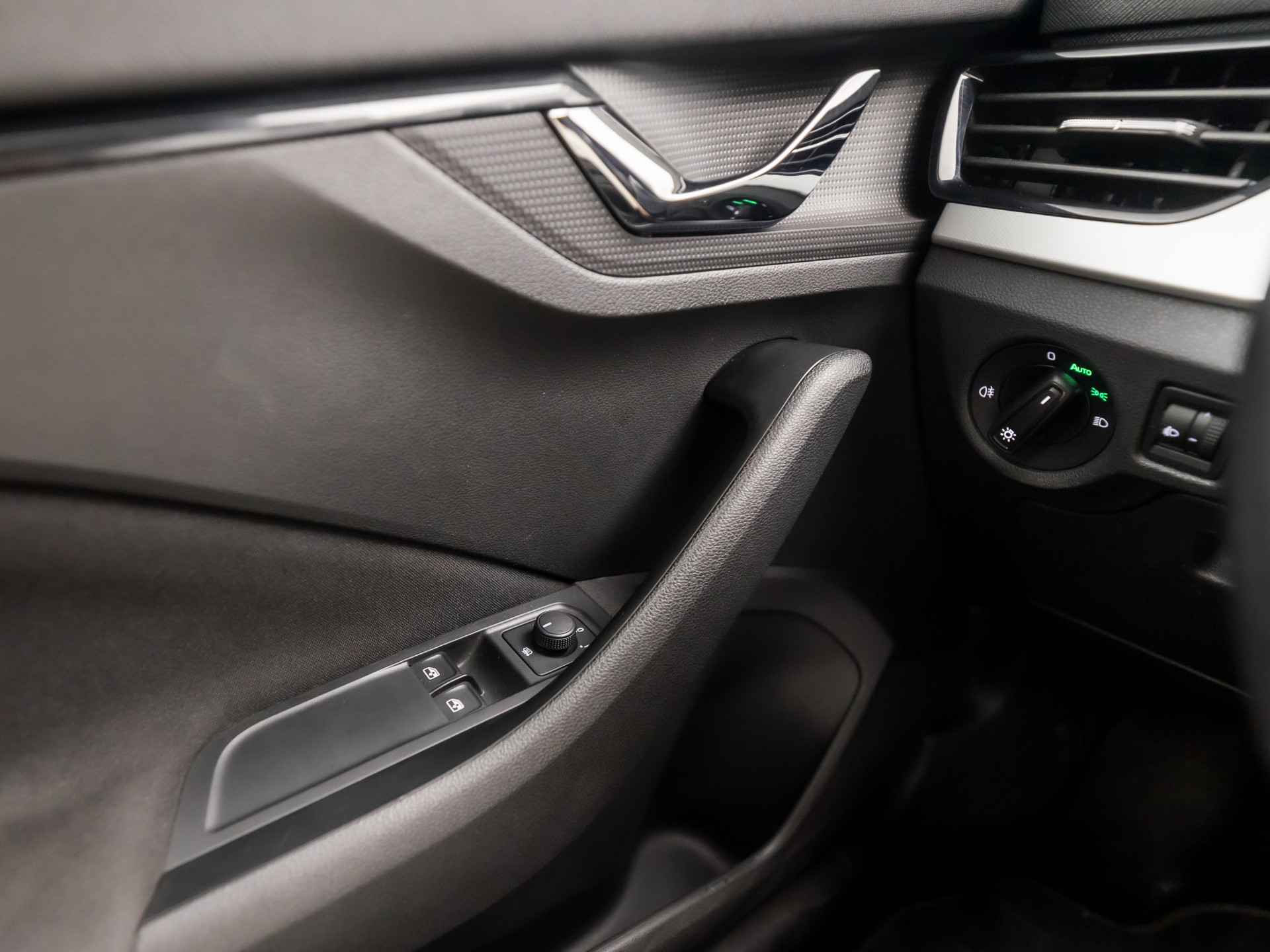 Škoda Kamiq 1.0 TSI Sport (VIRTUAL COCKPIT, APPLE CARPLAY, GROOT NAVI, TREKHAAK, PARKEERSENSOREN, SPORTSTOELEN, GETINT GLAS, CRUISE, NIEUWE APK, NIEUWSTAAT)