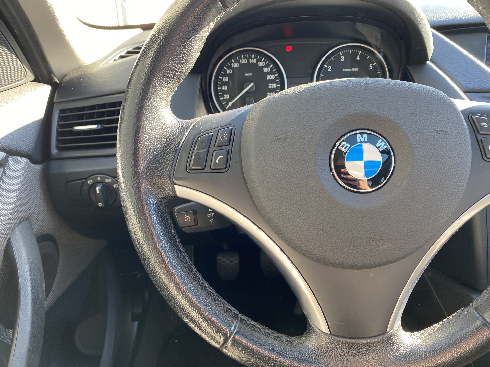 BMW X1 sDrive18i Executive AUT. | navigatie | panoramadak | sportstoelen | xenon verlichting | lichtmetalen velgen 18 inch