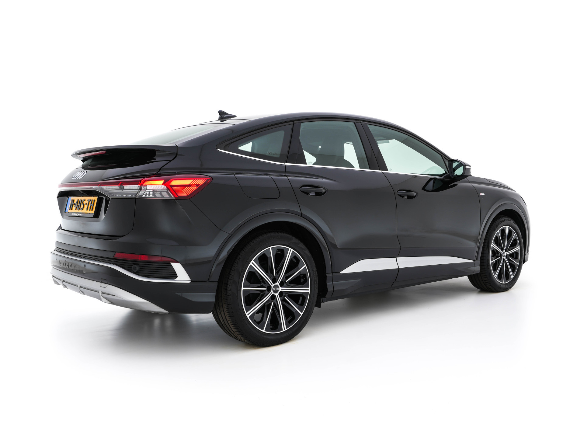 Audi Q4 Sportback e-tron 40 S-Line Edition 77 kWh [ 3-Fase ] {SOH-92%} (INCL-BTW) *HEAT-PUMP | LEATHER-FABRIC | MATRIX-LED | ADAPTIVE-CRUISE | AMBIENT-LIGHT | DIGI-COCKPIT | AUDI-SOUND | DAB+ | KEYLESS | SHIFT-PADDLES | CAMERA | HEATED-SPORTSEATS | 20''AL