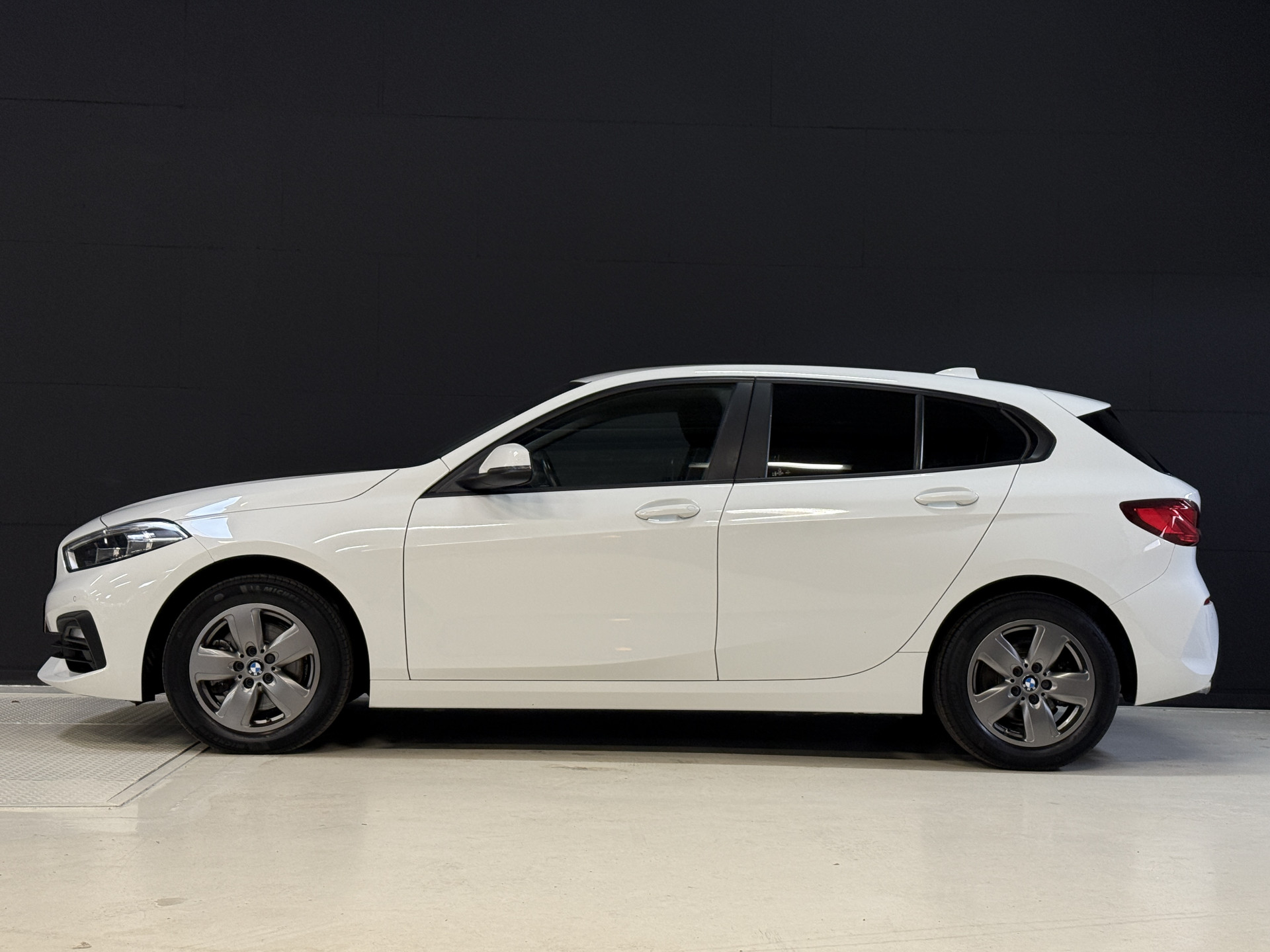 BMW 1-serie 116i Business Edition | Zwarte grill | Apple Carplay | DAB+ | PDC V+A