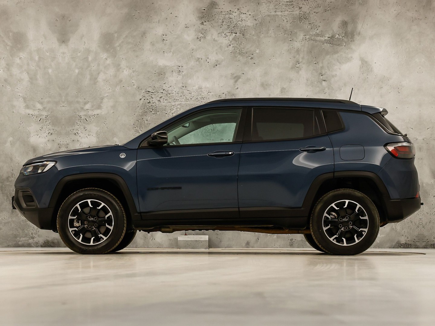 Jeep Compass 4xe 240 Plug-in Hybrid Electric Trailhawk 240Pk Automaat (PANORAMADAK, VIRTUAL COCKPIT, APPLE CARPLAY, GROOT NAVI, CAMERA, SPORTSTOELEN, GETINT GLAS, ADAPTIVE CRUISE, NIEUWSTAAT)