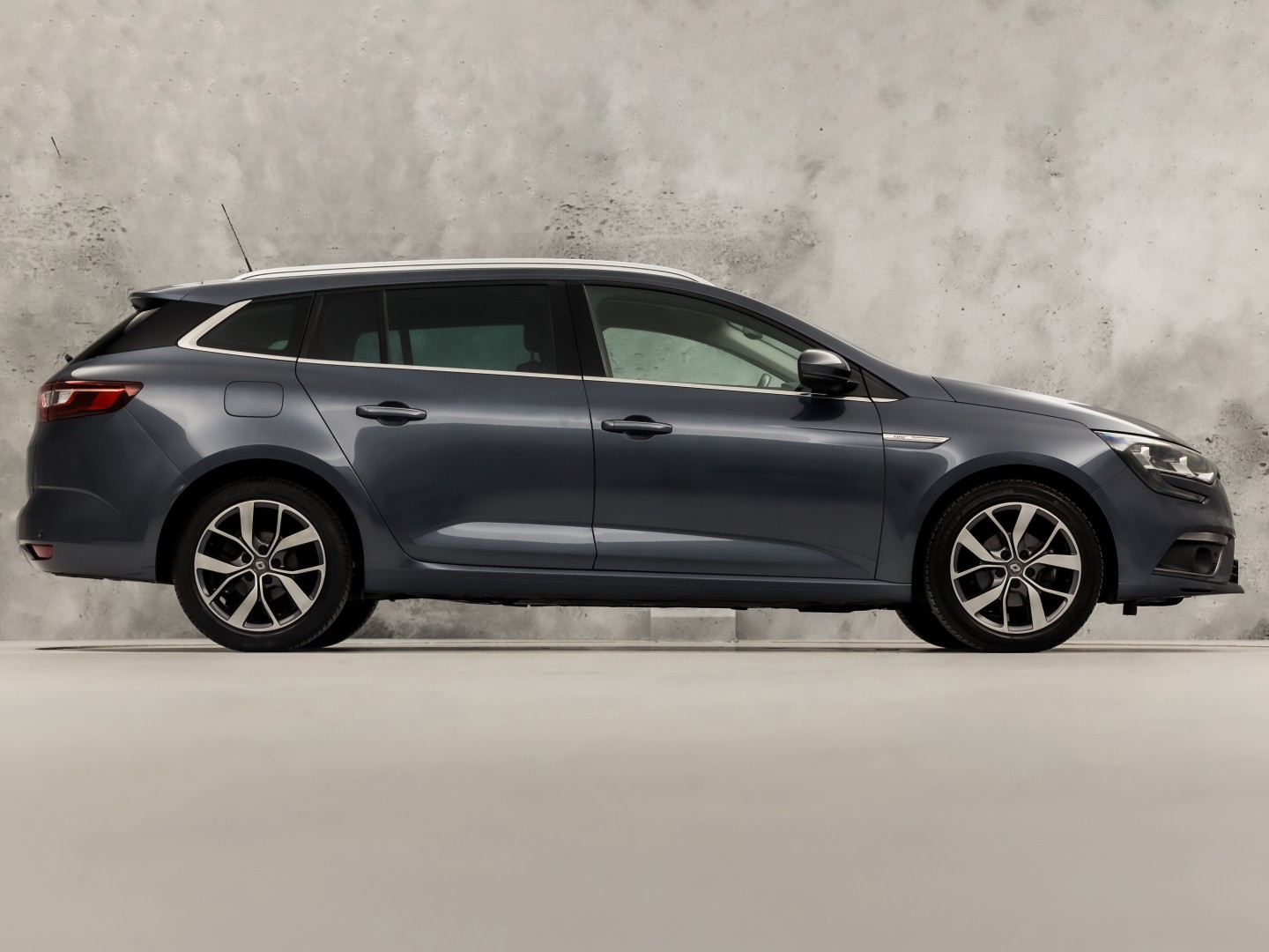 Renault Mégane Estate 1.2 TCe Bose Sport (APPLE CARPLAY, NAVIGATIE, LEDER, CAMERA, GETINT GLAS, SPORTSTOELEN, PARKEERSENSOREN, CRUISE, NIEUWSTAAT)