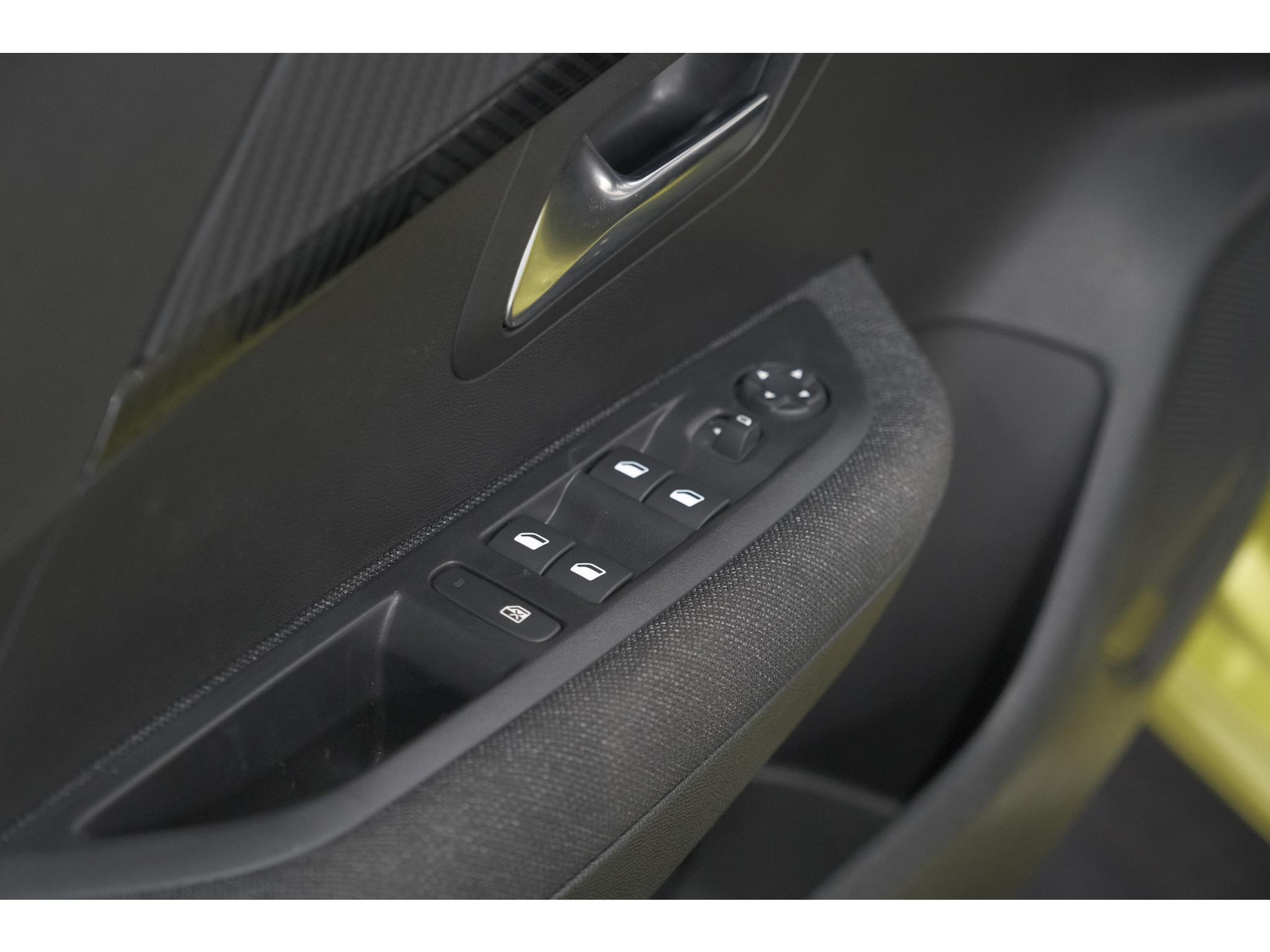 Peugeot 208 1.2 Hybrid 110 e-DCS6 Style | Parkeersensoren | Apple Carplay | Cruise Control | Airco