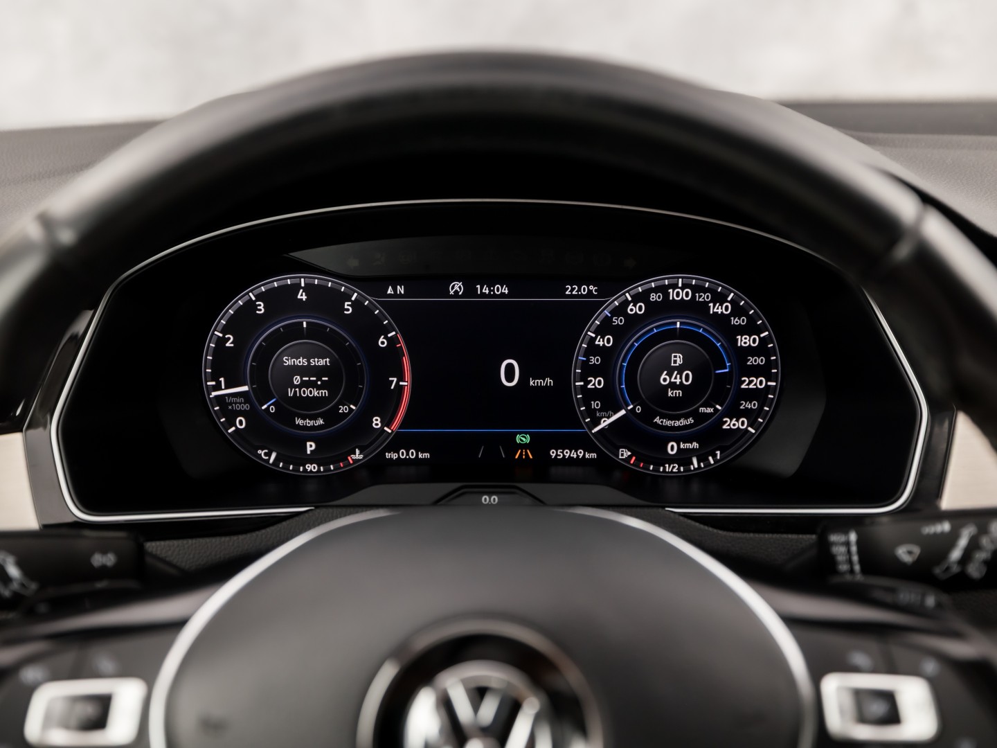 Volkswagen Passat Variant 1.4 TSI ACT Highline R 150Pk Automaat (VIRTUAL COCKPIT, APPLE CARPLAY, BLACK PACK, CAMERA, STOELVERWARMING, LEDER/ALCANTARA, GETINT GLAS, KEYLESS, ADAPTIVE CRUISE, NIEUWSTAAT)