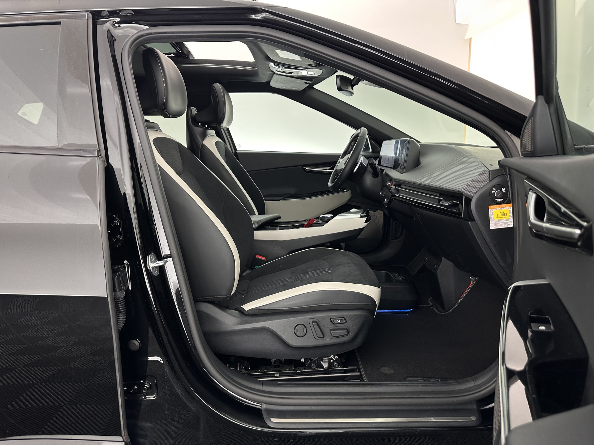 Kia EV6 GT-Line 77.4 kWh [ 3-Fase-11kW ] (SOH-100%) (INCL-BTW) Aut. *HEATPUMP | PANO | HEAD-UP | LEATHER-ALCANTARA | ADAPTIVE-CRUISE | DIGI-COCKPIT | MERIDIAN-AUDIO | MEMORYPACK | FULL-LED | KEYLESS | TOPVIEW | DAB | BLINDSPOT | NAVI-FULLMAP |