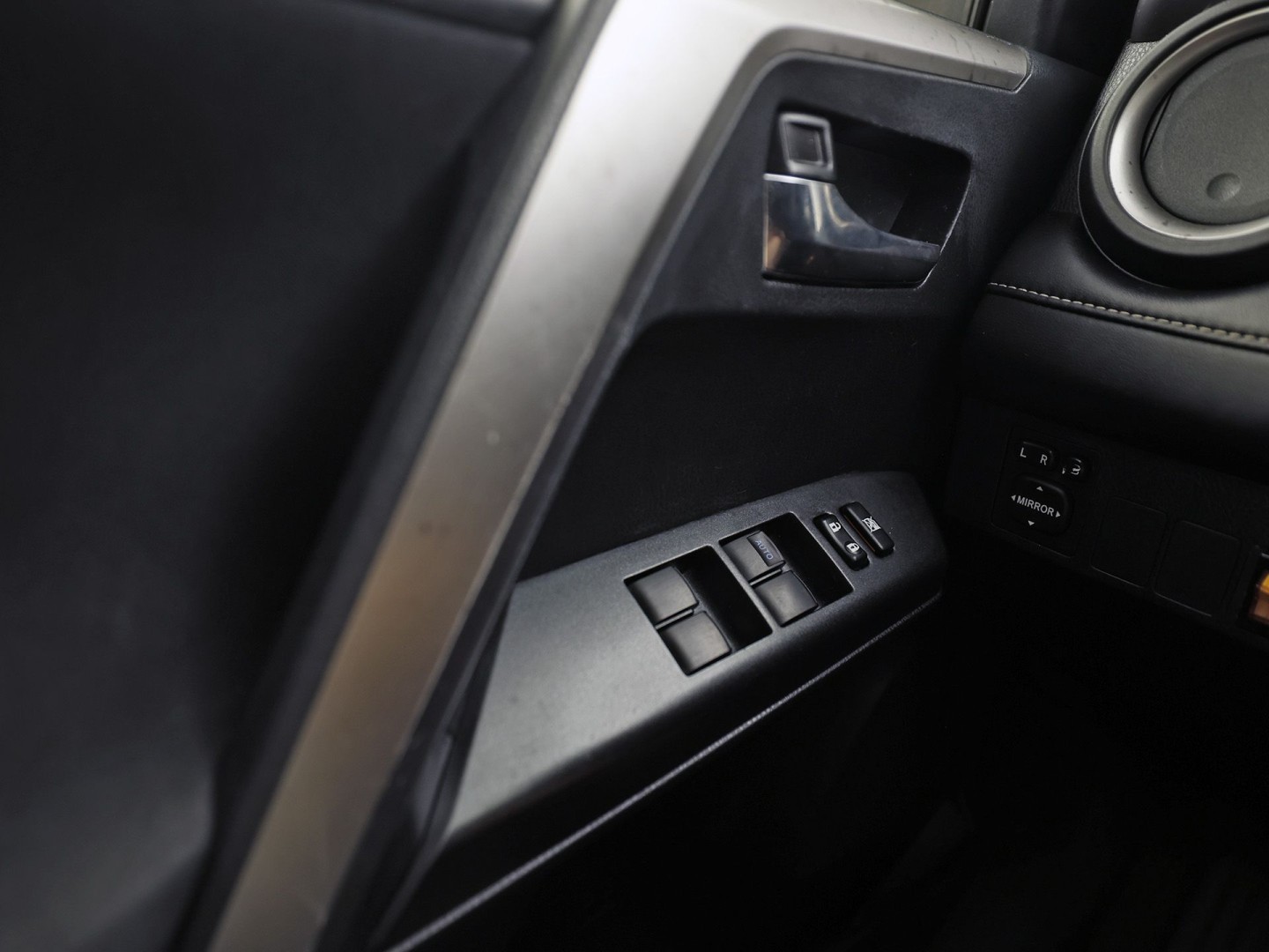 Toyota RAV4 2.5 Hybrid Executive Sport 197Pk Automaat (CAMERA, KEYLESS, GETINT GLAS, SPORTSTOELEN, ELEK PAKKET, NIEUWE APK, NIEUWSTAAT)