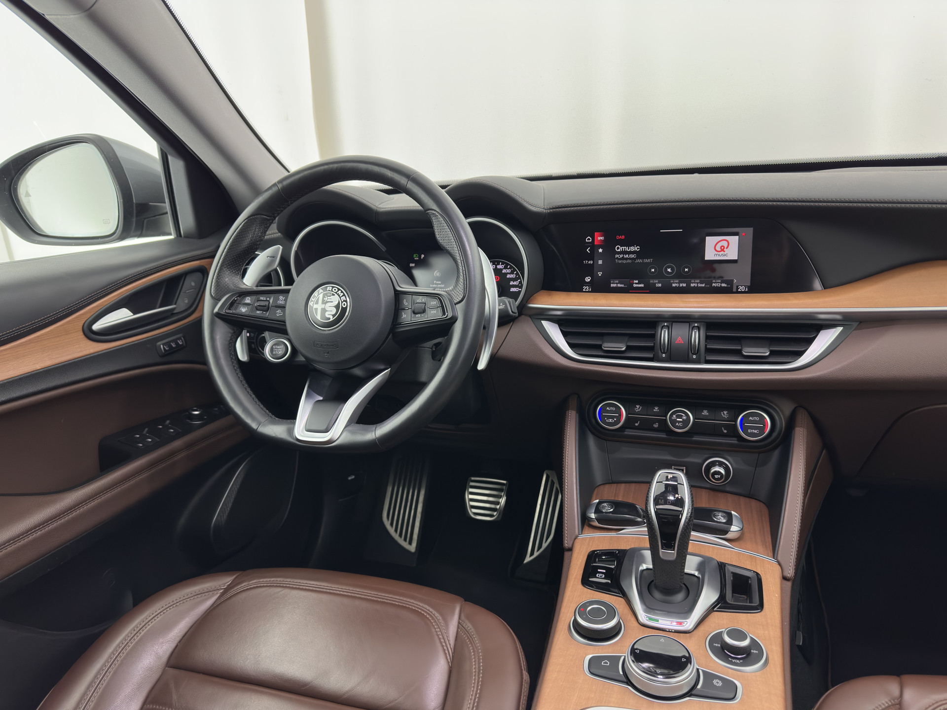 Alfa Romeo Stelvio 2.0 T Veloce AWD B-Tech Business Edition Aut. *PANO | LEATHER | XENON | ADAPTIVE-CRUISE | MEMORY-PACK | BLIND-SPOT | HEATED-SPORTSEATS | CAMERA | DAB+ | KEYLESS | SHIFT-PADDLES | PRIVACY-GLASS | NAVI-FULLMAP | TOWBAR | 20''