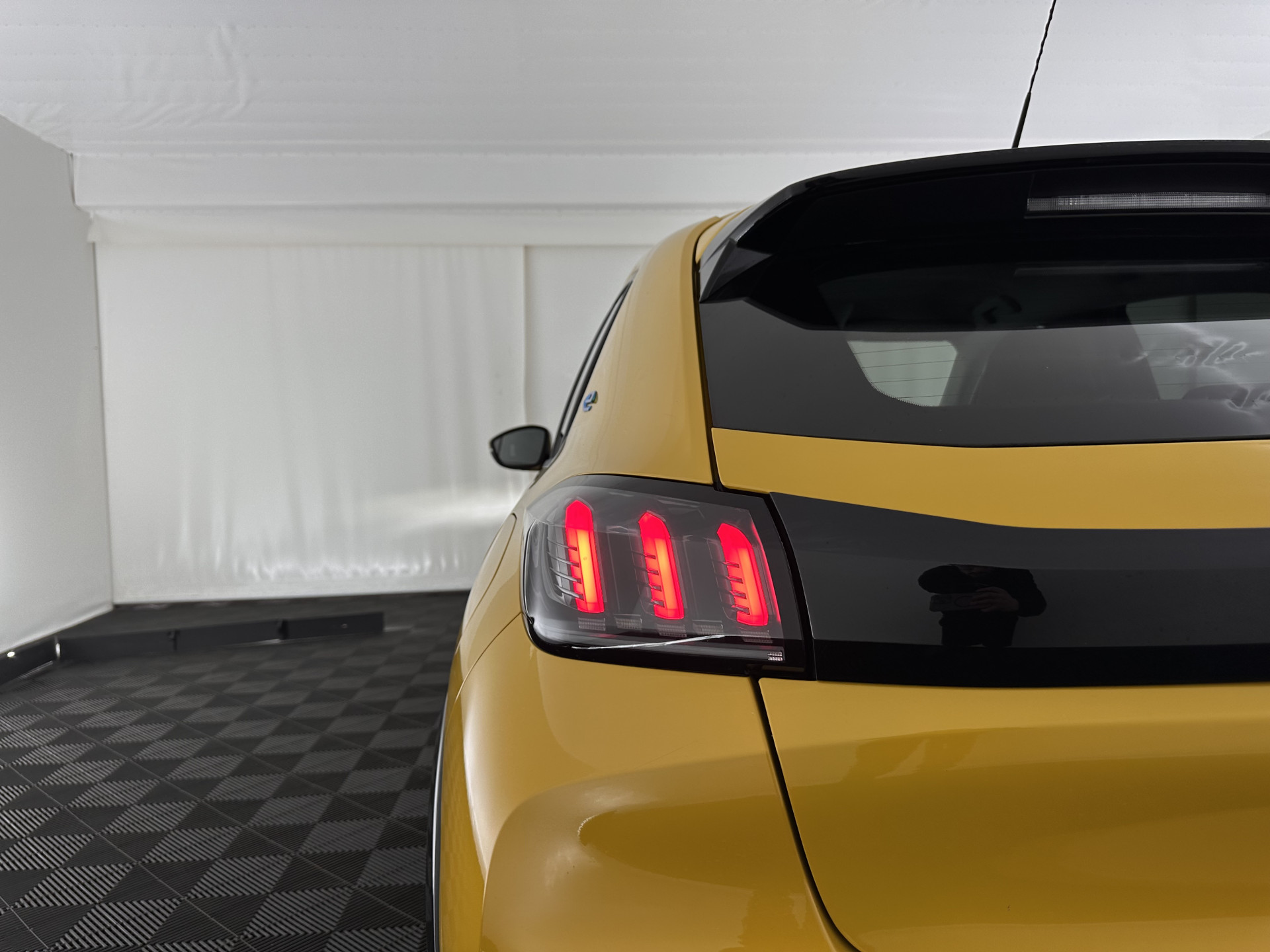 Peugeot e-208 EV Allure Pack 50 kWh (3-Fase-11kW) {SOH-89%} Aut.*HEATPUMP | LEATHER-FABRIC | FULL-LED | DIGI-COCKPIT | BLINDSPOT | CAMERA | AMBIENTLIGHT | NAVI-FULLMAP | LANE-ASSIST | KEYLESS | DAB | PRIVACYGLASS | HEATED-SPORTSEATS | CARPLAY | 16"ALU