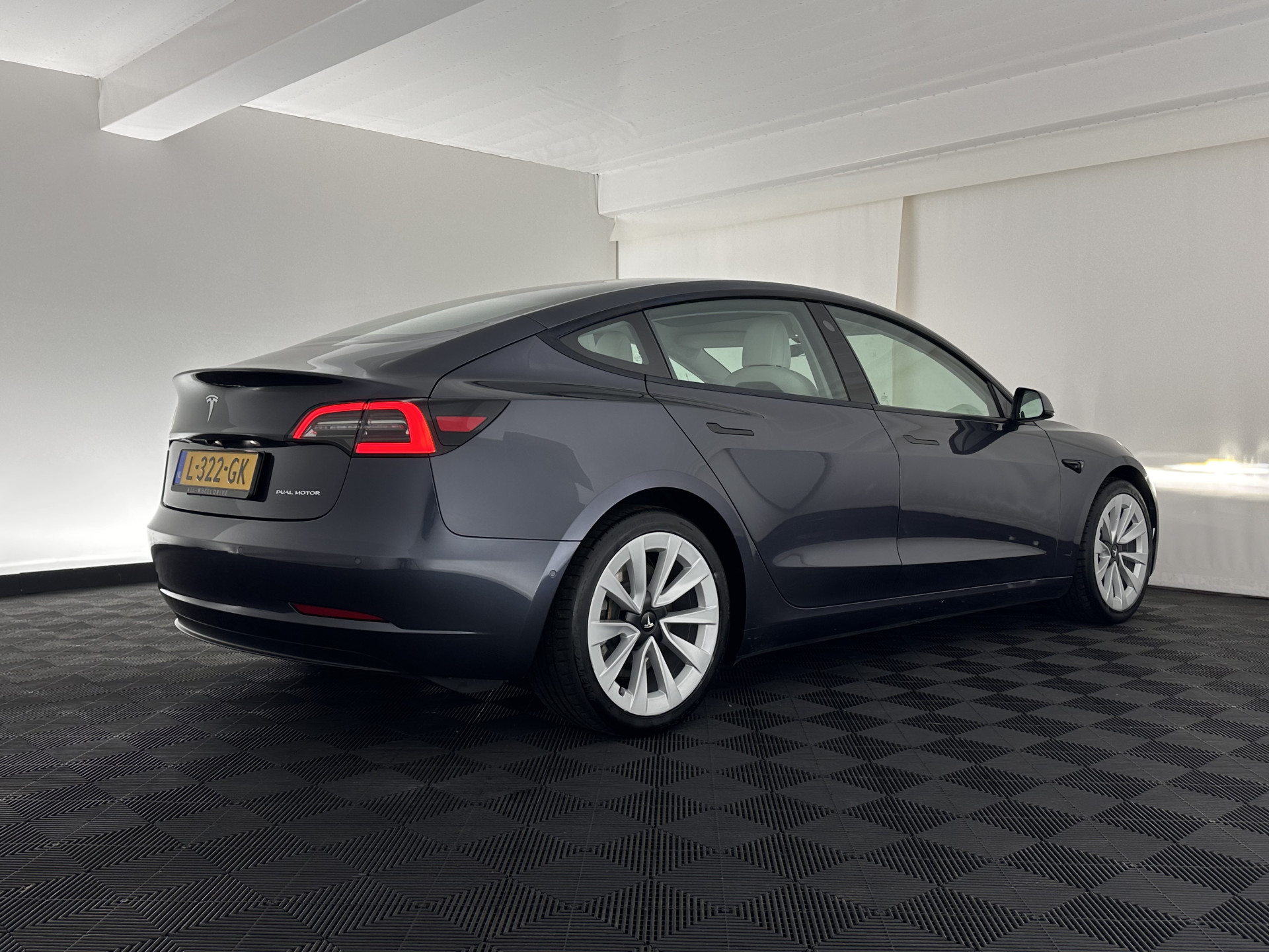 Tesla Model 3 ⚠️HV-BATTERY-DEFECT⚠️ Long Range AWD 75 kWh [ 3-Fase ] {SOH-86%} (INCL-BTW) Aut. *PANO | AUTOPILOT | LEATHER | KEYLESS | FULL-LED | MEMORY-PACK | TOPVIEW | DAB | CARPLAY | DIGI-COCKPIT | LANE-ASSIST | COMFORTSEATS | 19"ALU*