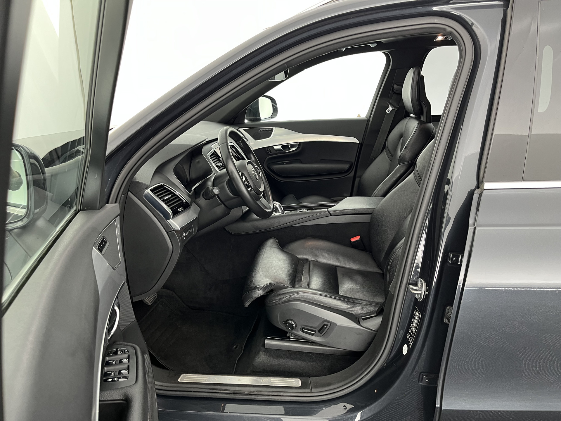 Volvo XC90 2.0 T8 Twin Engine AWD Inscription [ 7-Pers. ] (INCL-BTW) Aut. *PANO | HEAD-UP | LUXURY-LEATHER | FULL-LED | DIGI-COCKPIT | NAVI-FULLMAP | CARPLAY | ECC | HEATED-COMFORTSEATS | LANE-ASSIST | PDC | TOWBAR | 19"ALU*