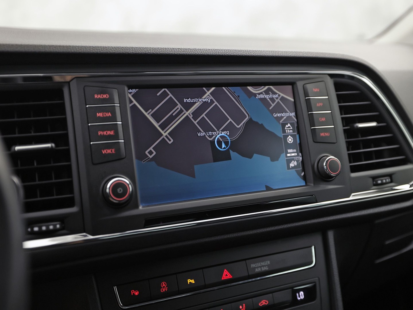 SEAT Ateca 1.0 TSI Sport (GROOT NAVI, APPLE CARPLAY, CAMERA, GETINT GLAS, LM VELGEN, CLIMATE, AUTOMATISCH INPARKEREN, NIEUWE APK)