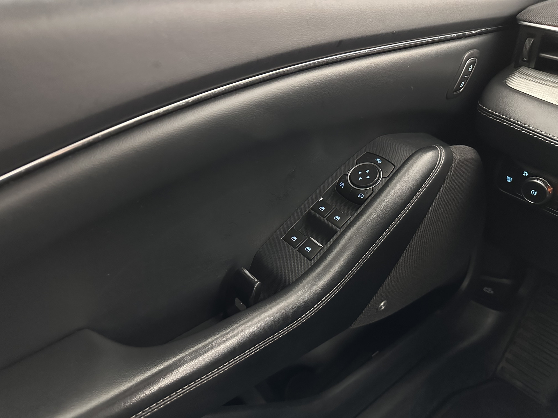 Ford Mustang Mach-E RWD 75 kWh [ 3-Fase-11kW ] {SOH-84%} (INCL-BTW) *LEATHER | FULL-LED | DAB | DIGI-COCKPIT | KEYLESS | NAVI-FULLMAP | CARPLAY | HEATED-COMFORTSEATS | TOPVIEW | ADAPTIVE-CRUISE | PRIVACY-GLASS | 18'' ALU*