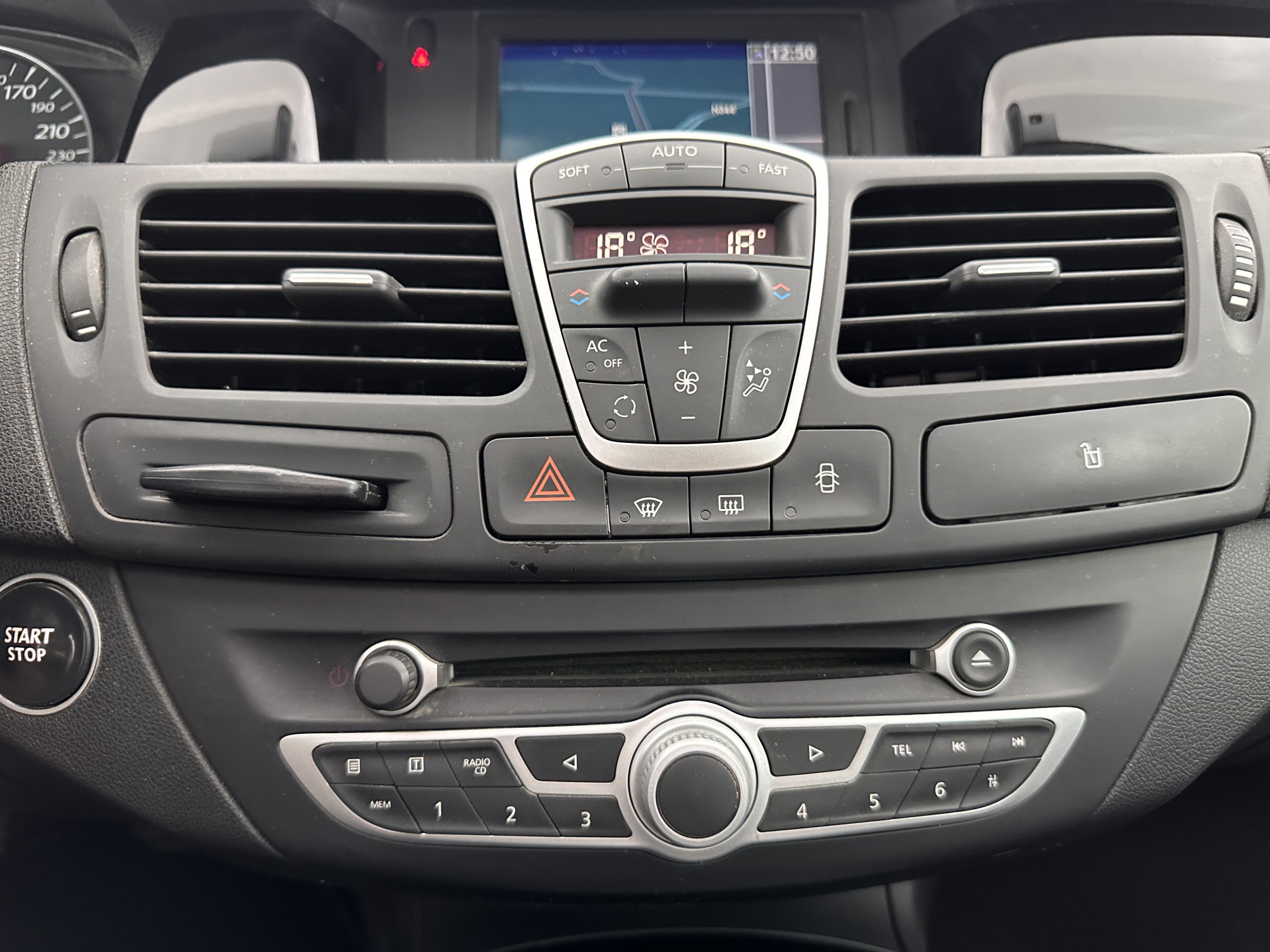 Renault Laguna 2.0 dCi S/S (INCL-BTW) *PANO | LEATHER-MICROFIBRE | BI-XENON | KEYLESS | NAVI-FULLMAP | COMFORT-SEATS | ECC | PDC | CRUISE | TOWBAR | 18''ALU*