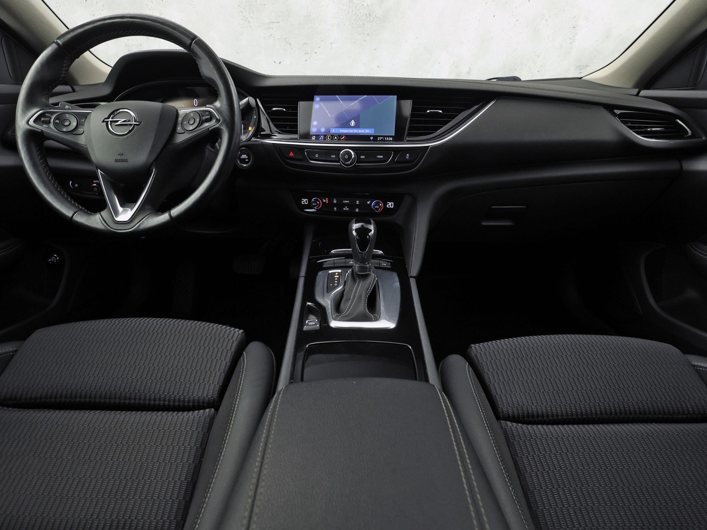 Opel Insignia 1.5 Turbo Business Executive 165Pk Automaat (APPLE CARPLAY, GROOT NAVI, CLIMATE, CAMERA, STUUR/STOELVERWARMING, ADAPTIVE CRUISE, SPORTSTOELEN, GETINT GLAS, TREKHAAK, NIEUWSTAAT)