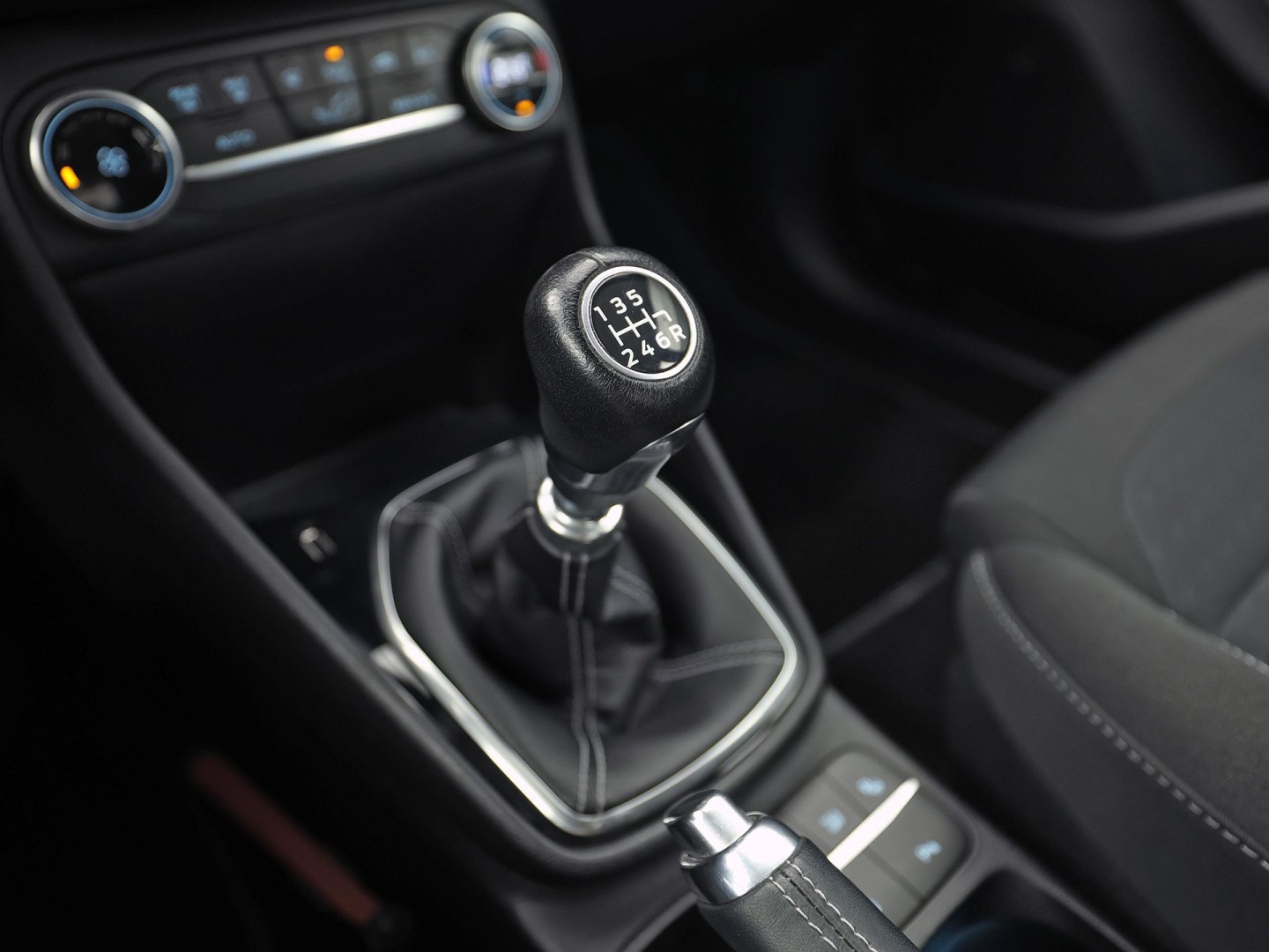 Ford Fiesta 1.0 EcoBoost Titanium Sport (APPLE CARPLAY, GROOT NAVI, CLIMATE, CAMERA, SPORTSTOELEN, ADAPTIVE CRUISE, KEYLESS, PARKEERSENSOREN, NIEUWSTAAT)