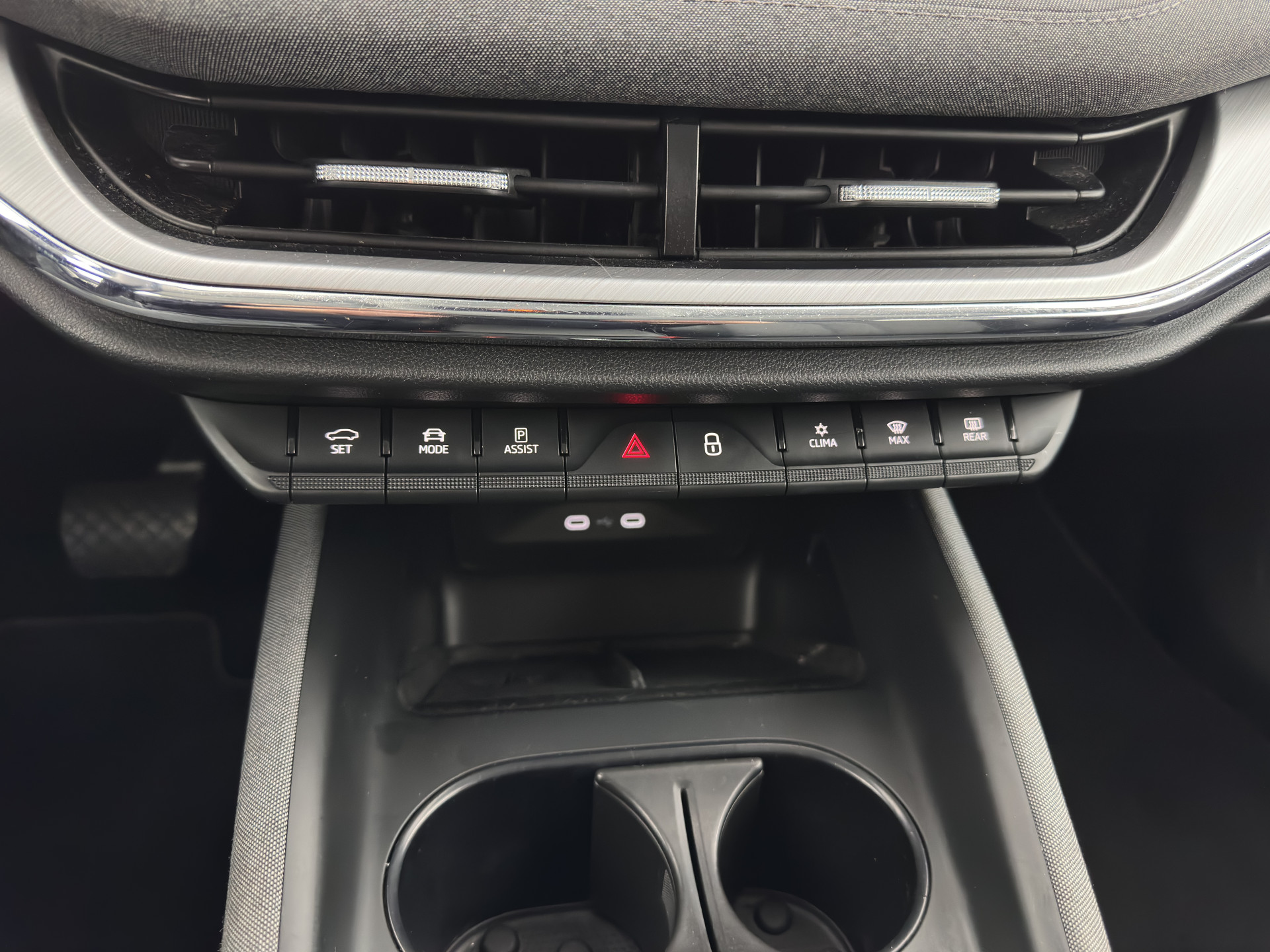 ŠKODA Enyaq iV 80 {SOH-90%} [ 3-Fase ] (INCL-BTW) *LEATHER-FABRIC | FULL-LED | DIGI-COCKPIT | CAMERA | KEYLESS | NAVI-FULLMAP | AMBIENT-LIGHT | ECC | HEATED-COMFORTSEATS | DAB+ | PDC | CRUISE | CARPLAY | TOWBAR | 19"ALU*