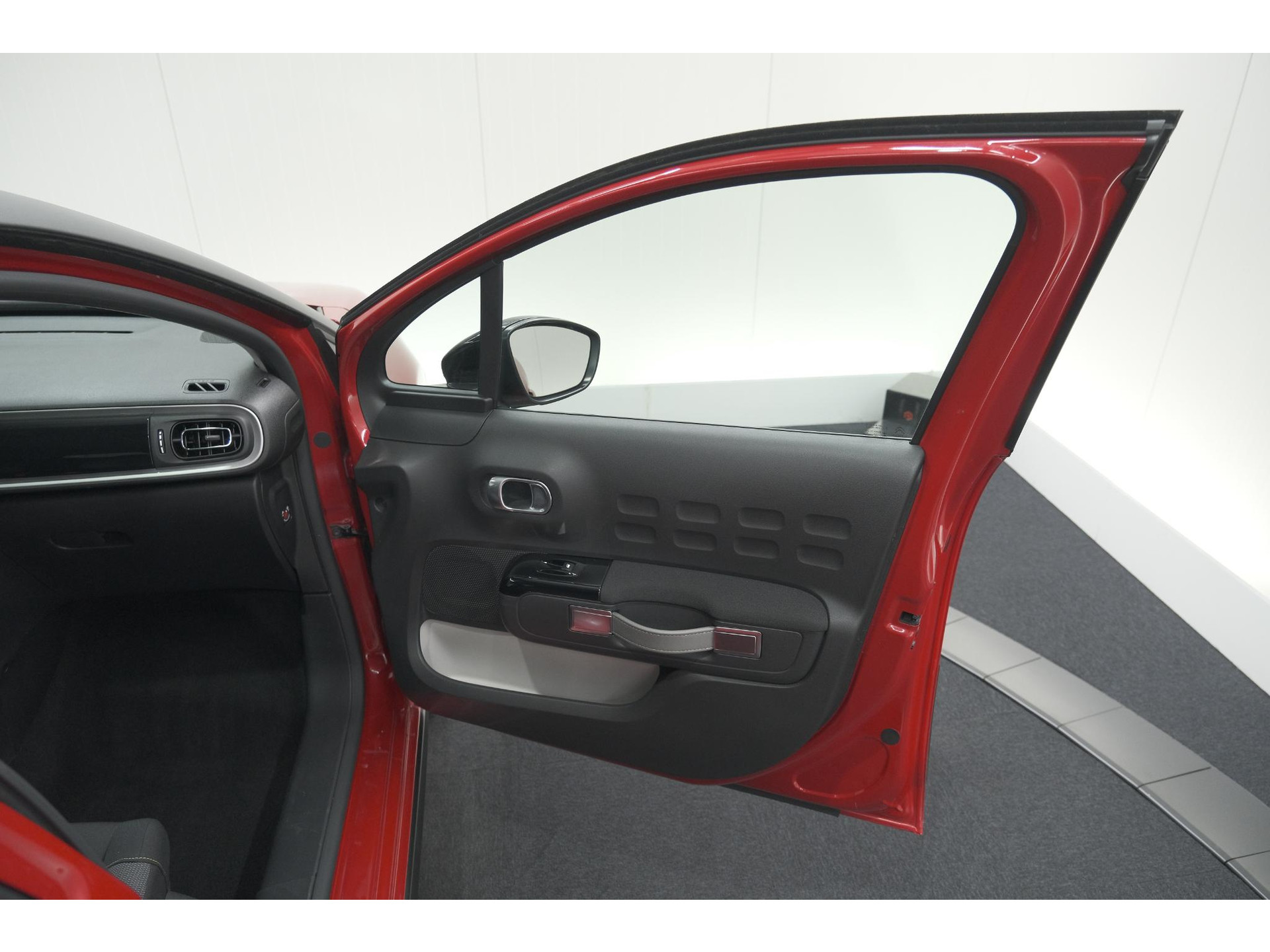 Citroen C3 PureTech 82 S&S Shine | Camera | Apple Carplay | Parkeersensoren | 16 Inch Velgen