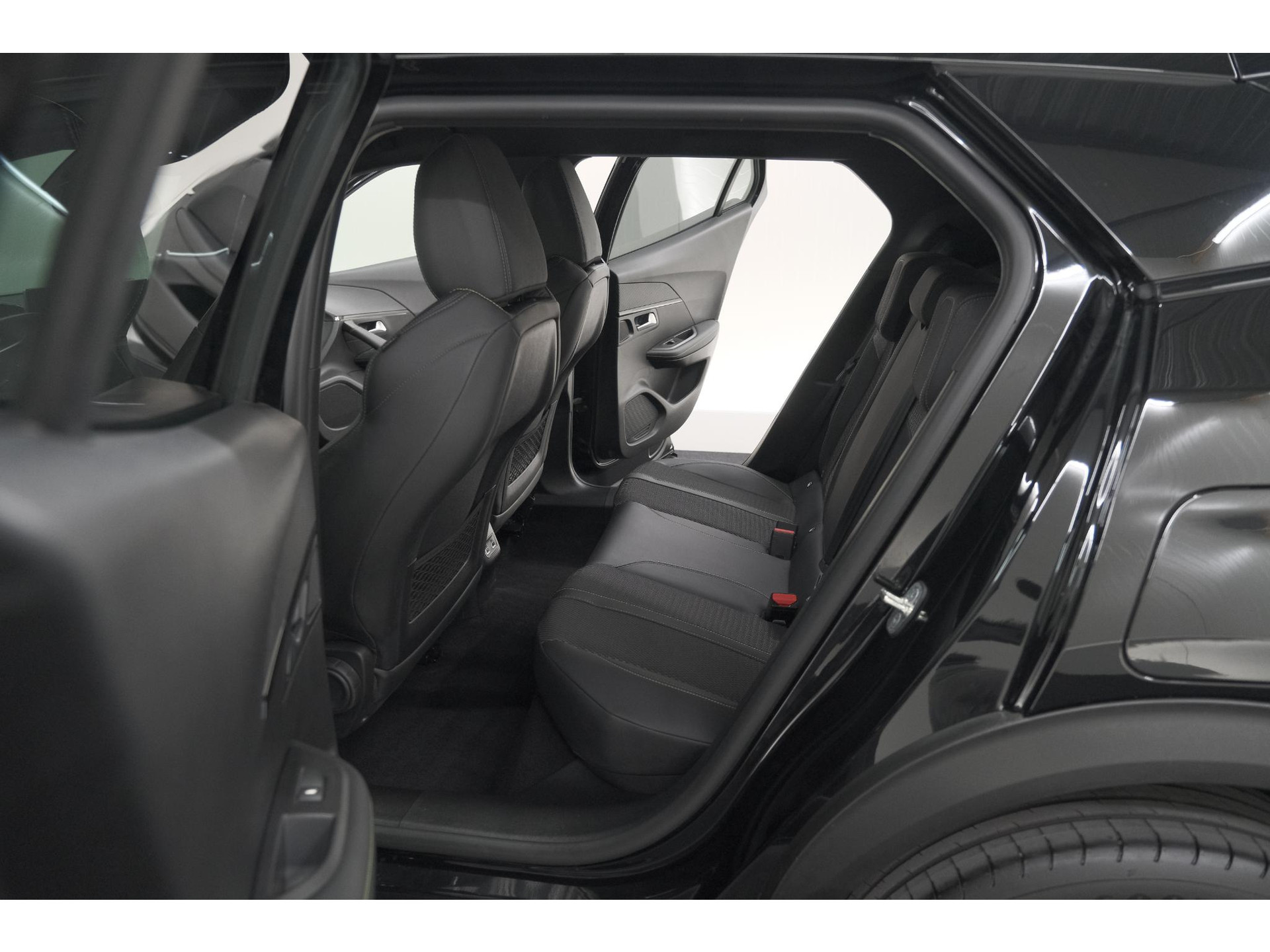 Peugeot 2008 PureTech 130 EAT8 GT | Camera | Apple Carplay | Parkeersensoren | 17 Inch Lichtmetalen Velgen
