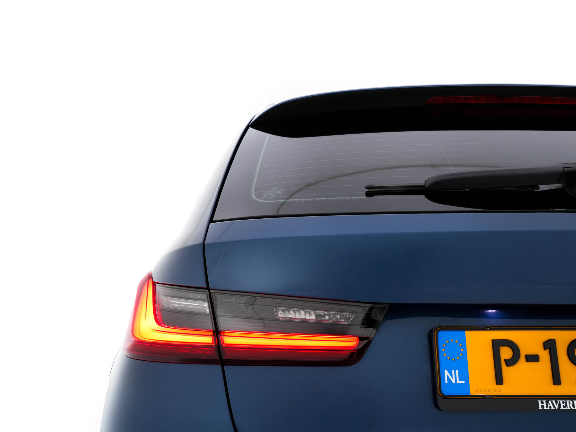 BMW 3-serie Touring 320e Business Edition Plus [Plug-In] (INCL-BTW) Aut. *LEATHER | FULL-LED | HEATED-SPORTSEATS | DIGI-COCKPIT | HIFI-SOUND | NAVI-FULLMAP | PRIVACYGLASS | PDC | AMBIENTLIGHT | DAB | KEYLESS | TOWBAR | 17"ALU* *