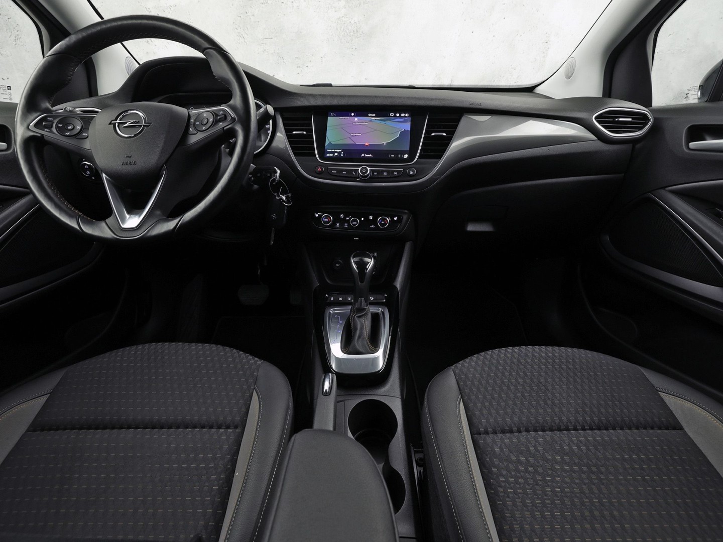 Opel Crossland X 1.2 Turbo Innovation Sport Automaat (APPLE CARPLAY, GROOT NAVI, CLIMATE, STUUR/STOELVERWARMING, SPORTSTOELEN, LEDER, GETINT GLAS, PARKEERSENSOREN, NIEUWSTAAT)