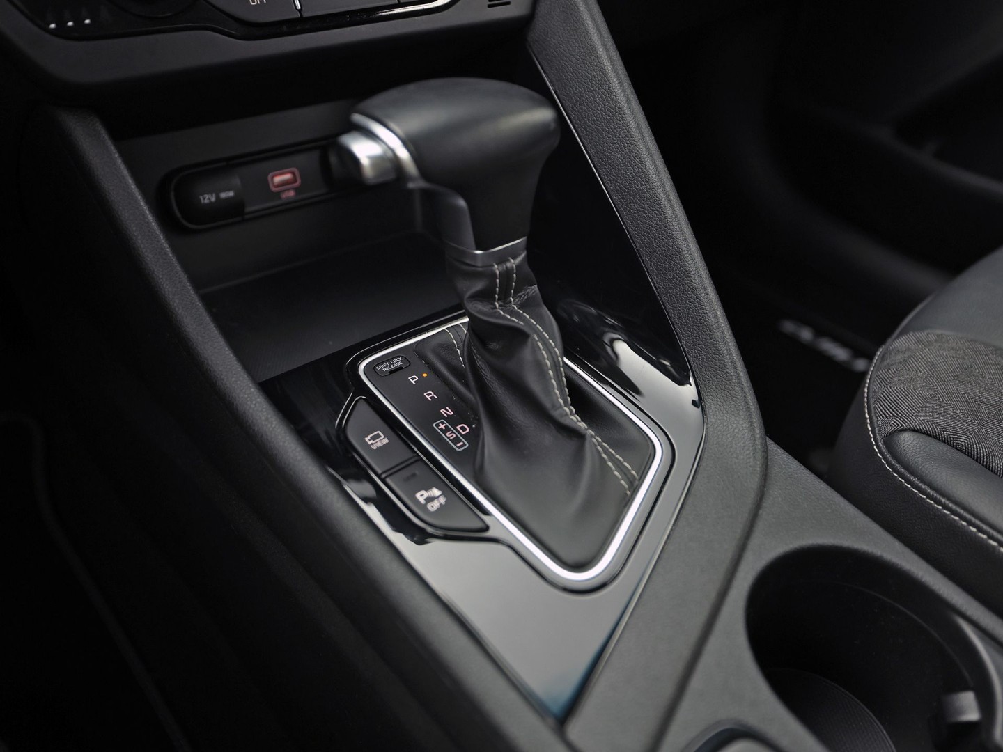 Kia Niro 1.6 GDi Hybrid DynamicLine 141Pk Automaat (APPLE CARPLAY, GROOT NAVI, CAMERA, TREKHAAK, SPORTSTOELEN, ADAPTIVE CRUISE, LANE ASSIST, NIEUWE APK, NIEUWSTAAT)