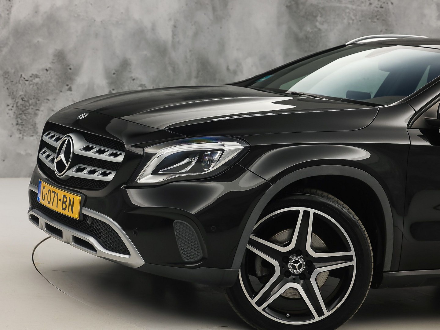 Mercedes-Benz GLA-klasse 250 4Matic Premium AMG Sport 211Pk Automaat (PANORAMADAK, MEMORY SEATS, GROOT NAVI, CAMERA, TREKHAAK, SPORTSTOELEN, GETINT GLAS, BRUIN LEDER, STOELVERWARMING, NIEUWSTAAT)