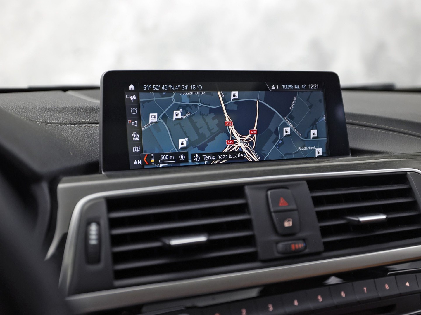 BMW 3 Serie 318i M Sport Automaat (PANORAMADAK, M PAKKET, GROOT NAVI, CAMERA, DEALER ONDERHOUDEN, COGNAC LEDER, SPORTSTOELEN, STOELVERWARMING, VIRTUAL COCKPIT, NIEUWSTAAT)