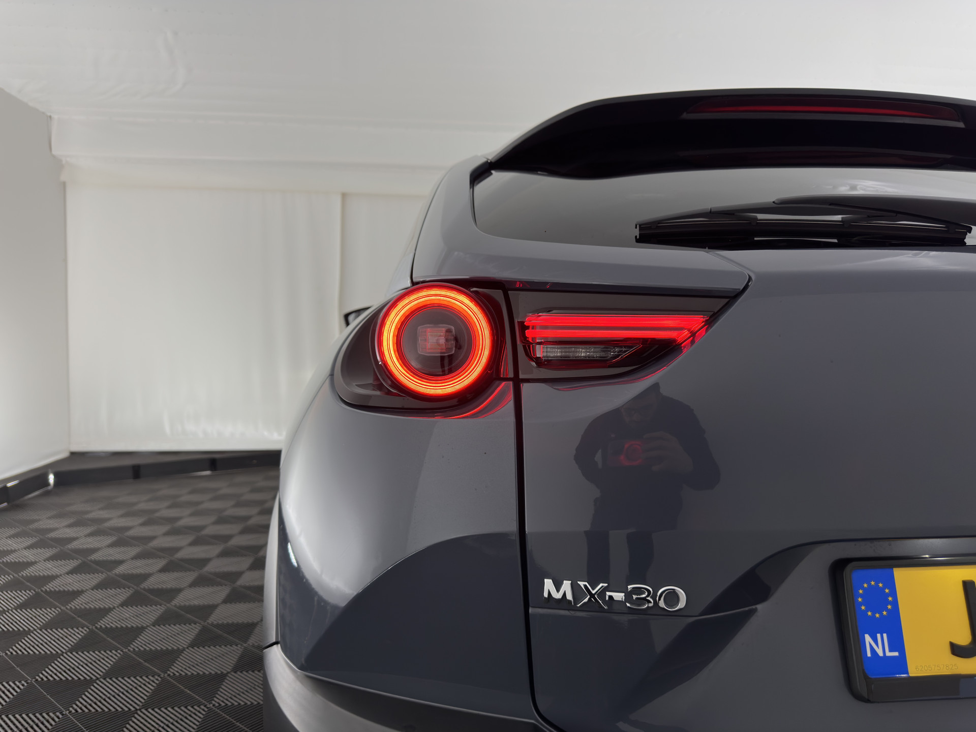 Mazda MX-30 e-SkyActiv 145 First Edition 36 kWh {SOH-92%} (INCL-BTW) Aut.*LEATHER-MICROFIBRE | FULL-LED | NAVI-FULLMAP | KEYLESS | BLIND-SPOT |  ADAPTIVE-CRUISE | HEAD-UP | CAMERA | DIGI-COCKPIT | MEMORY-PACK | SHIFT-PADDLES | 18"ALU*